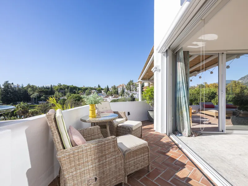Situated in the sought-after urbanisation of Arco Iris in Altos de Puente Romano, this exceptional townhouse offers a rare opportunity to own one of the most spacious homes within the community. Set in the heart of Marbella's Golden Mile, just a short wal