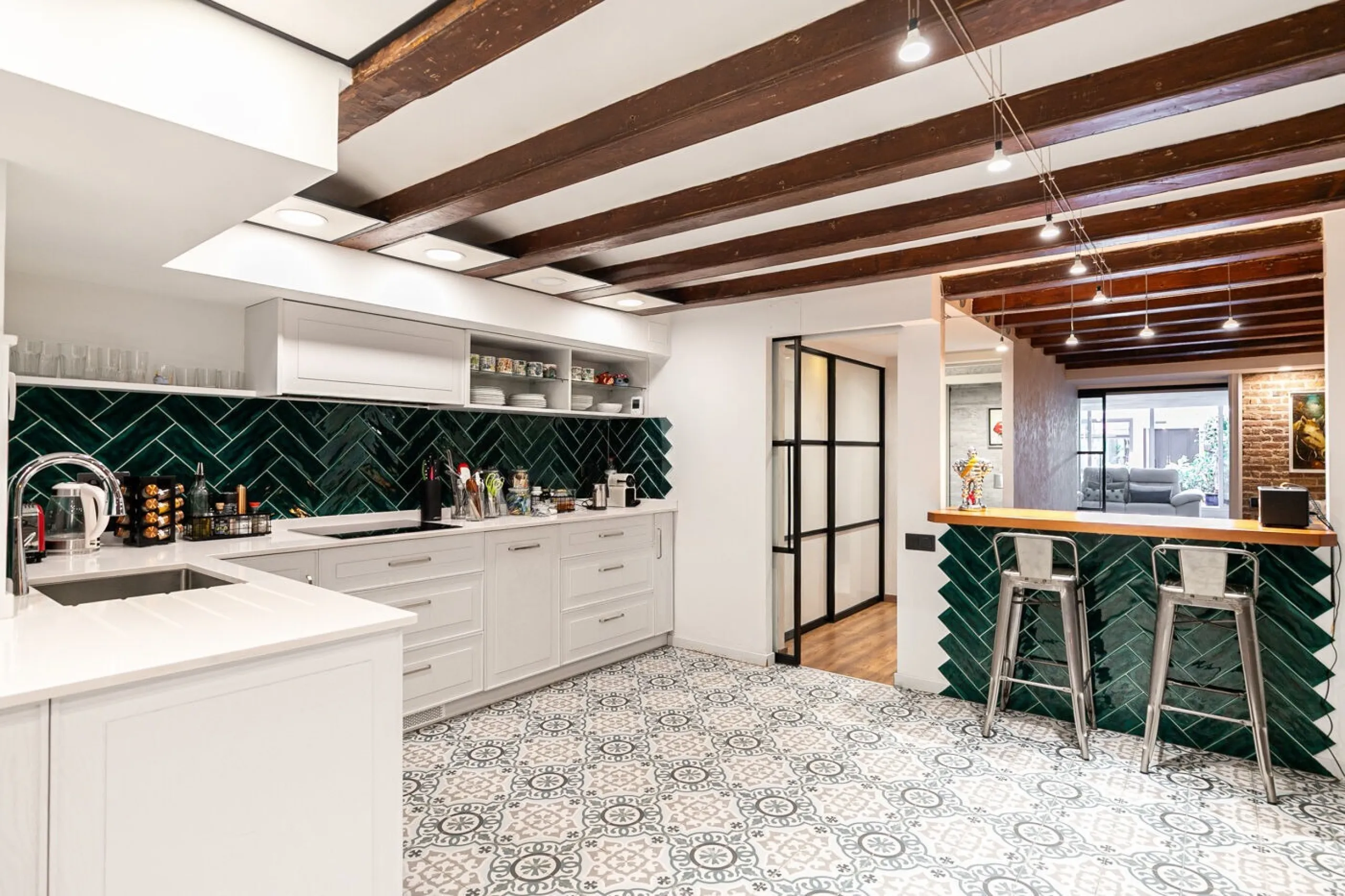 Modern Apartment with Terrace in Eixample Esquerra, Barcelona