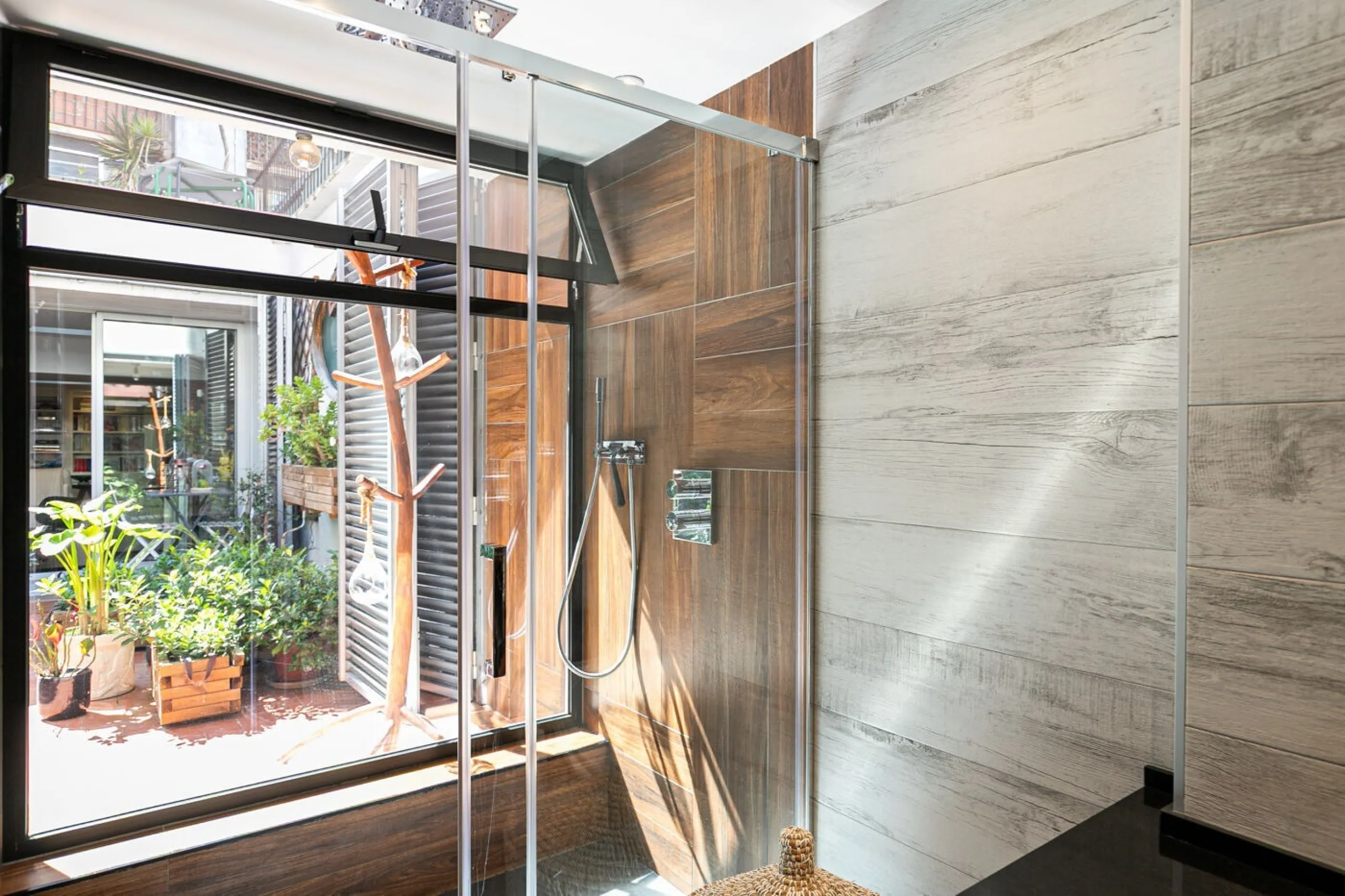 Modern Apartment with Terrace in Eixample Esquerra, Barcelona