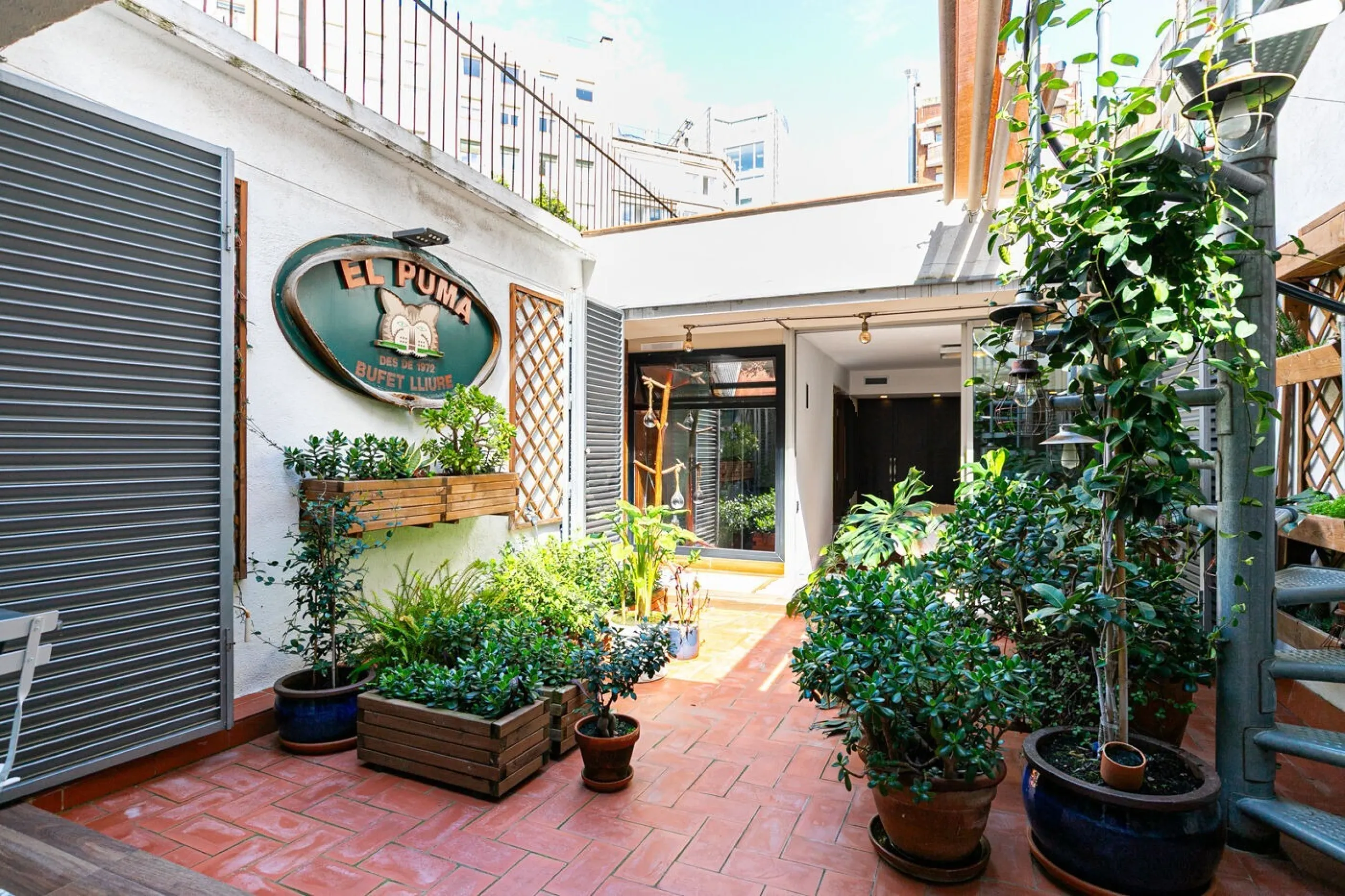 Modern Apartment with Terrace in Eixample Esquerra, Barcelona