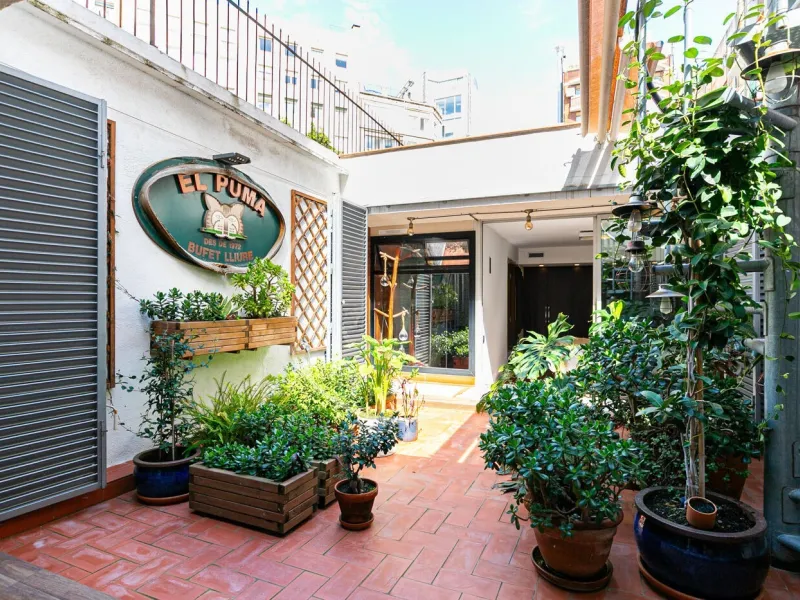 Modern Apartment with Terrace in Eixample Esquerra, Barcelona