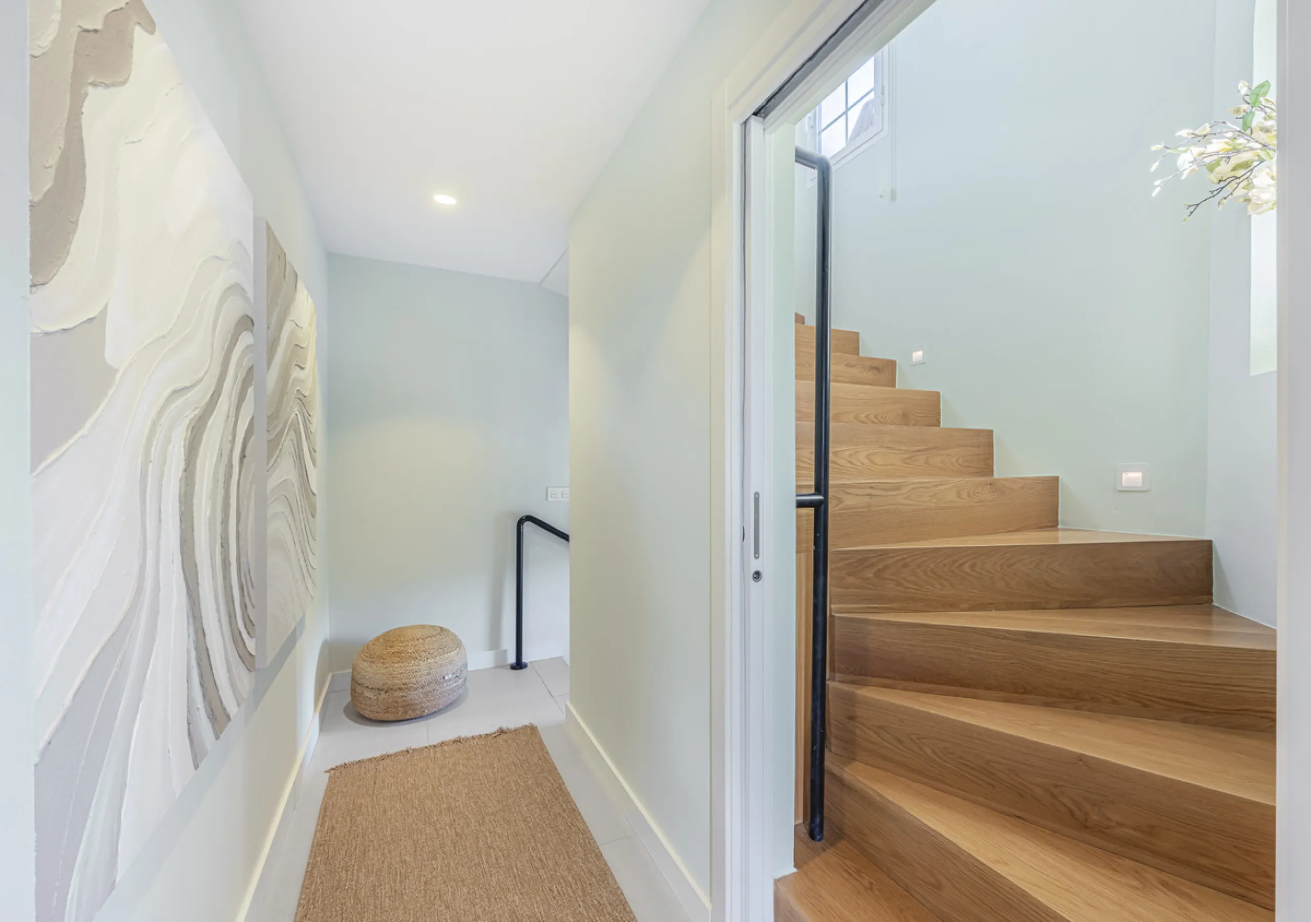 Situated in the sought-after urbanisation of Arco Iris in Altos de Puente Romano, this exceptional townhouse offers a rare opportunity to own one of the most spacious homes within the community. Set in the heart of Marbella's Golden Mile, just a short wal