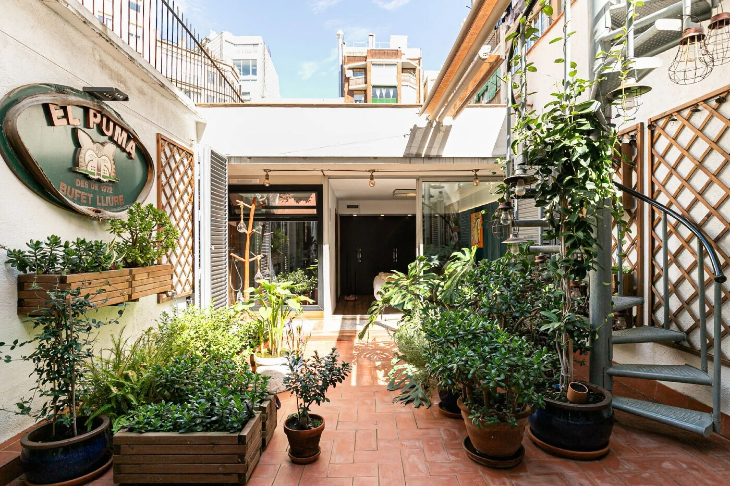 Modern Apartment with Terrace in Eixample Esquerra, Barcelona