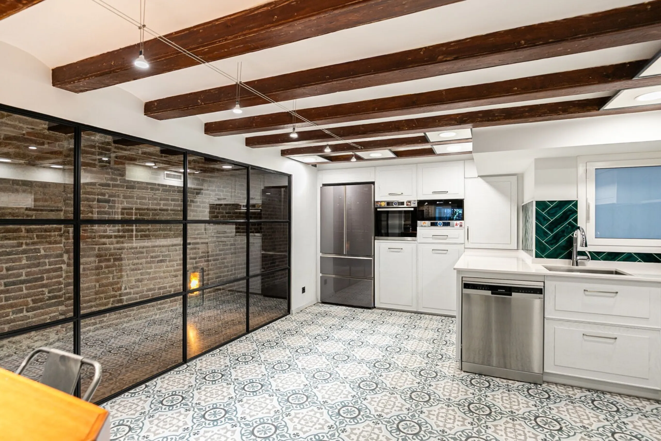 Modern Apartment with Terrace in Eixample Esquerra, Barcelona