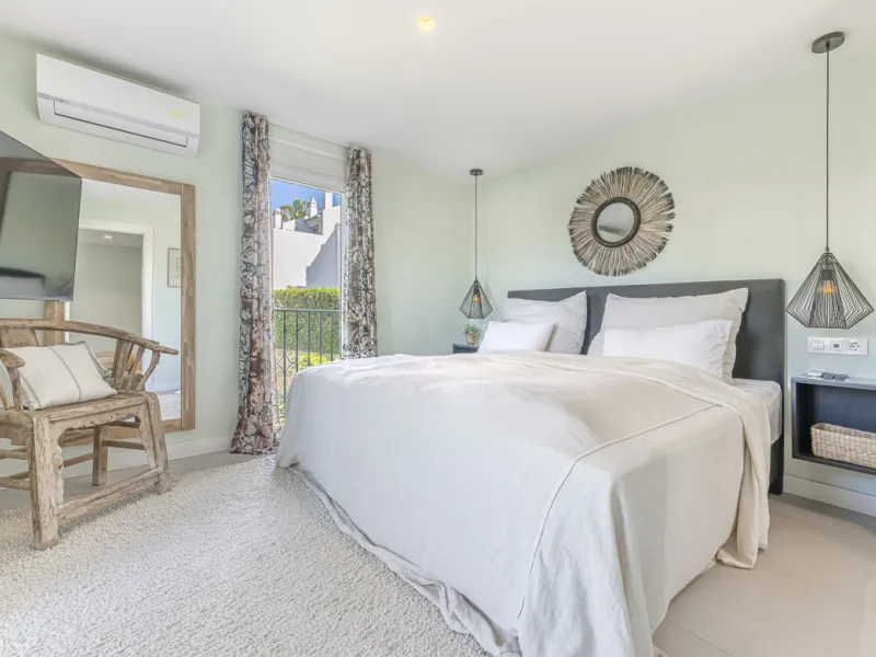 Situated in the sought-after urbanisation of Arco Iris in Altos de Puente Romano, this exceptional townhouse offers a rare opportunity to own one of the most spacious homes within the community. Set in the heart of Marbella's Golden Mile, just a short wal