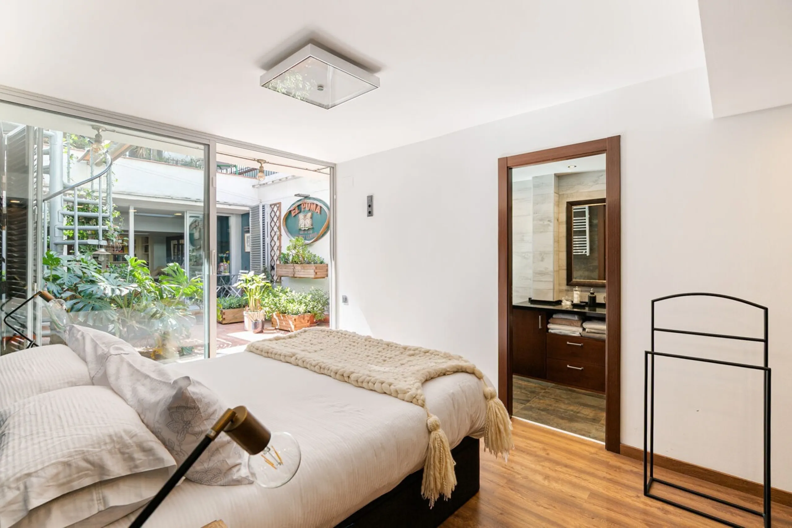 Modern Apartment with Terrace in Eixample Esquerra, Barcelona
