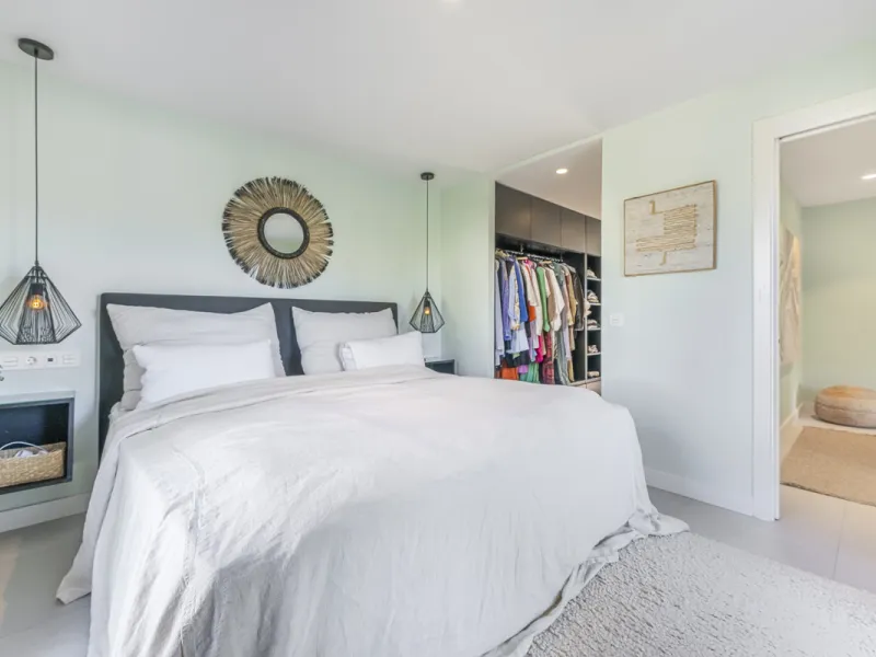 Situated in the sought-after urbanisation of Arco Iris in Altos de Puente Romano, this exceptional townhouse offers a rare opportunity to own one of the most spacious homes within the community. Set in the heart of Marbella's Golden Mile, just a short wal