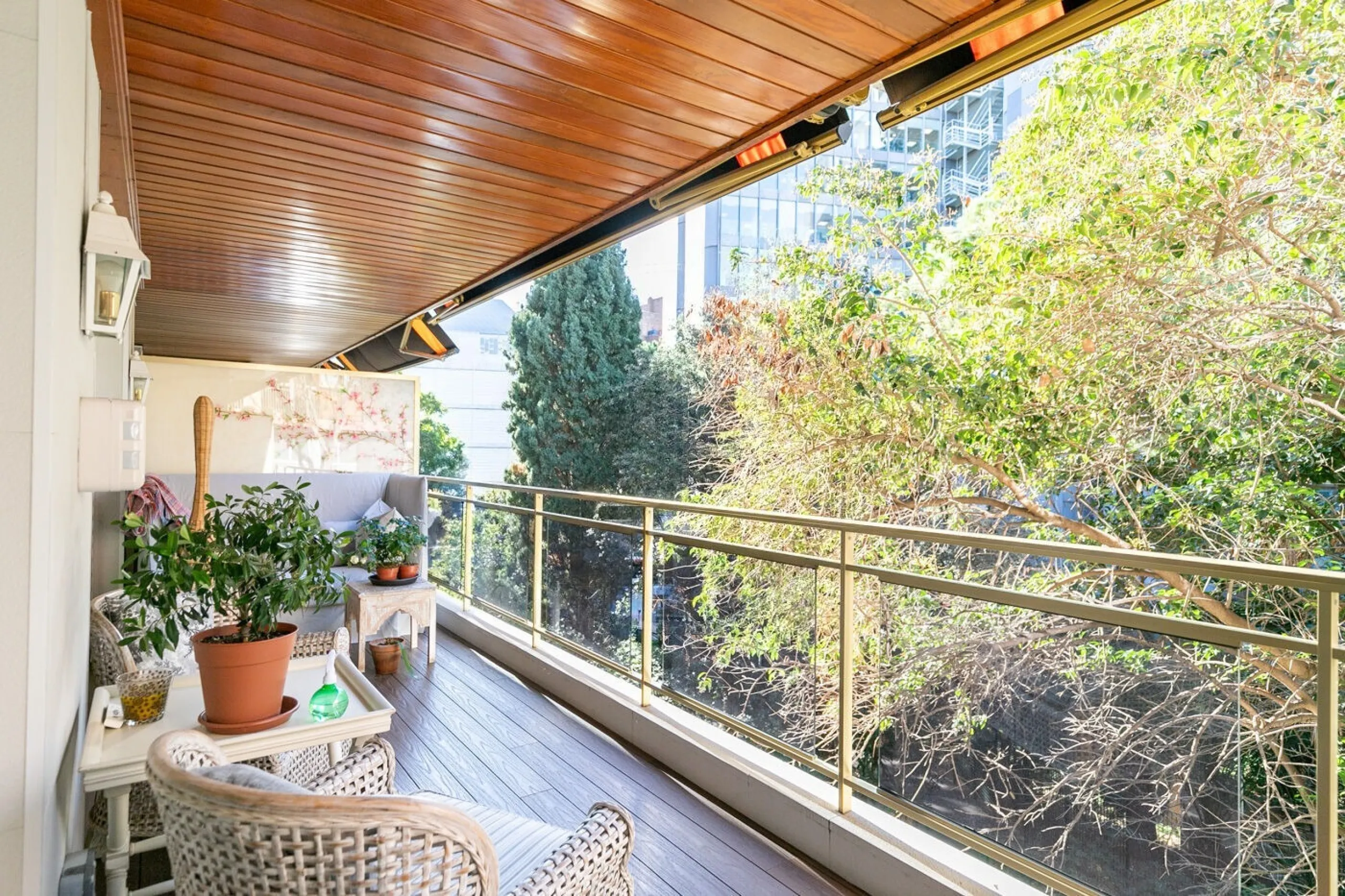 Piso luminoso y totalmente reformado con terraza en Galvany, Barcelona