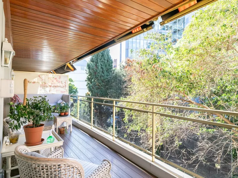 Piso luminoso y totalmente reformado con terraza en Galvany, Barcelona