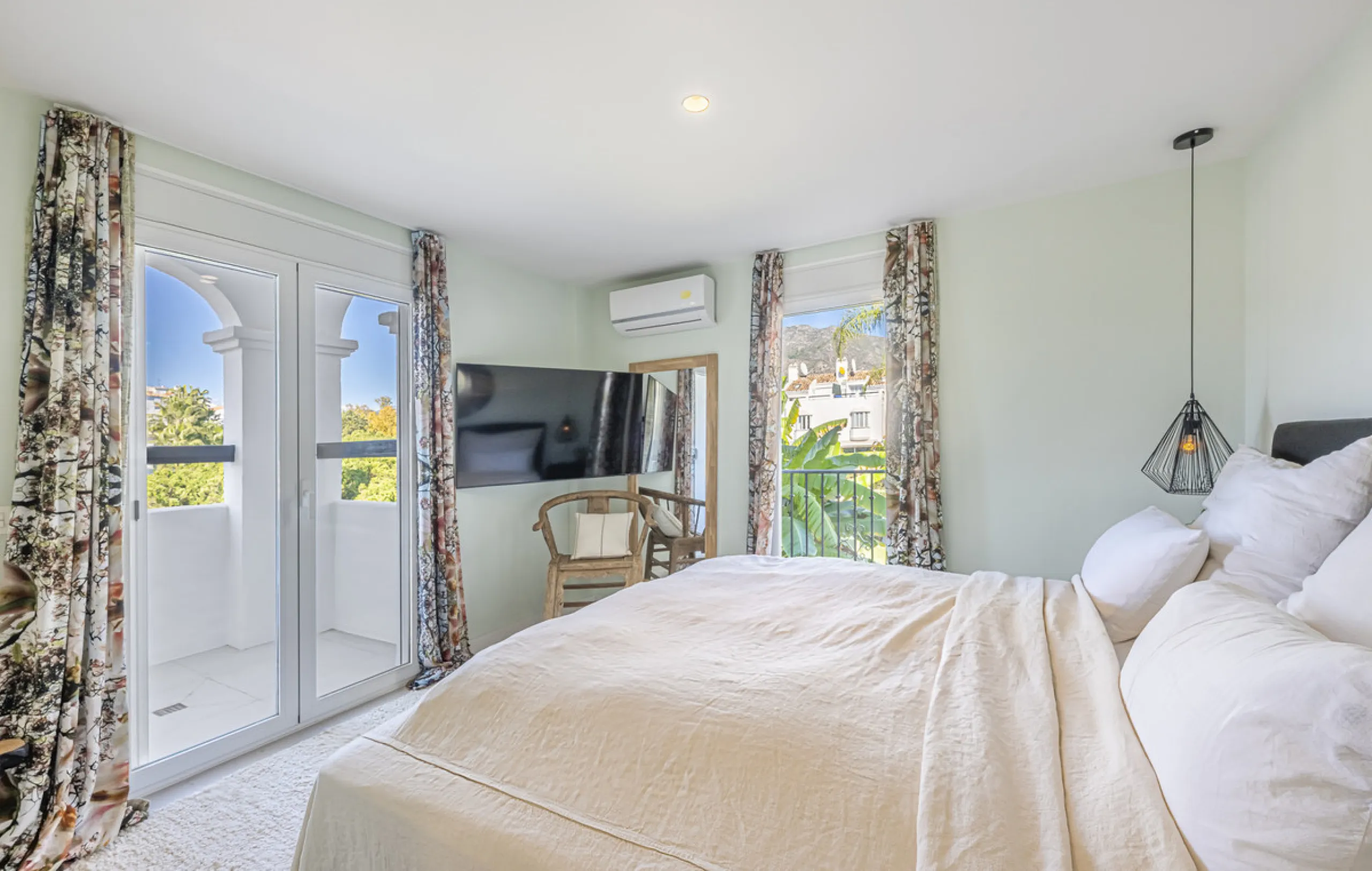 Situated in the sought-after urbanisation of Arco Iris in Altos de Puente Romano, this exceptional townhouse offers a rare opportunity to own one of the most spacious homes within the community. Set in the heart of Marbella's Golden Mile, just a short wal