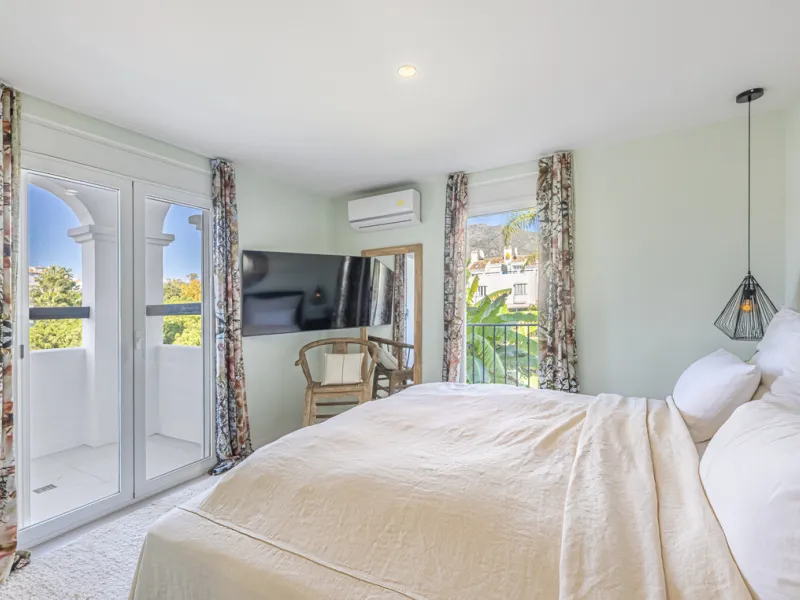Situated in the sought-after urbanisation of Arco Iris in Altos de Puente Romano, this exceptional townhouse offers a rare opportunity to own one of the most spacious homes within the community. Set in the heart of Marbella's Golden Mile, just a short wal