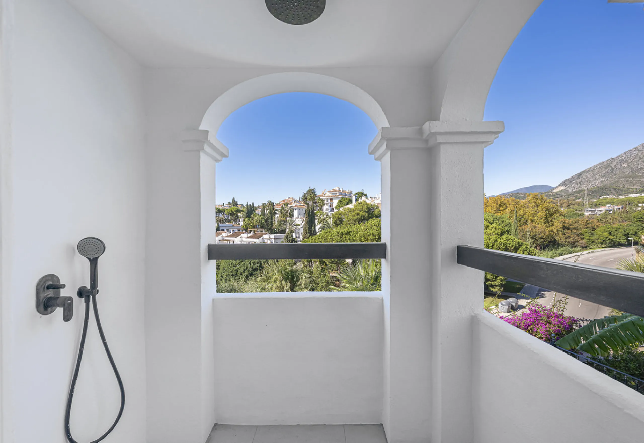 Situated in the sought-after urbanisation of Arco Iris in Altos de Puente Romano, this exceptional townhouse offers a rare opportunity to own one of the most spacious homes within the community. Set in the heart of Marbella's Golden Mile, just a short wal