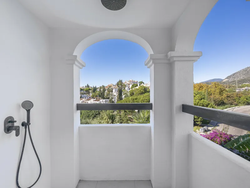 Situated in the sought-after urbanisation of Arco Iris in Altos de Puente Romano, this exceptional townhouse offers a rare opportunity to own one of the most spacious homes within the community. Set in the heart of Marbella's Golden Mile, just a short wal