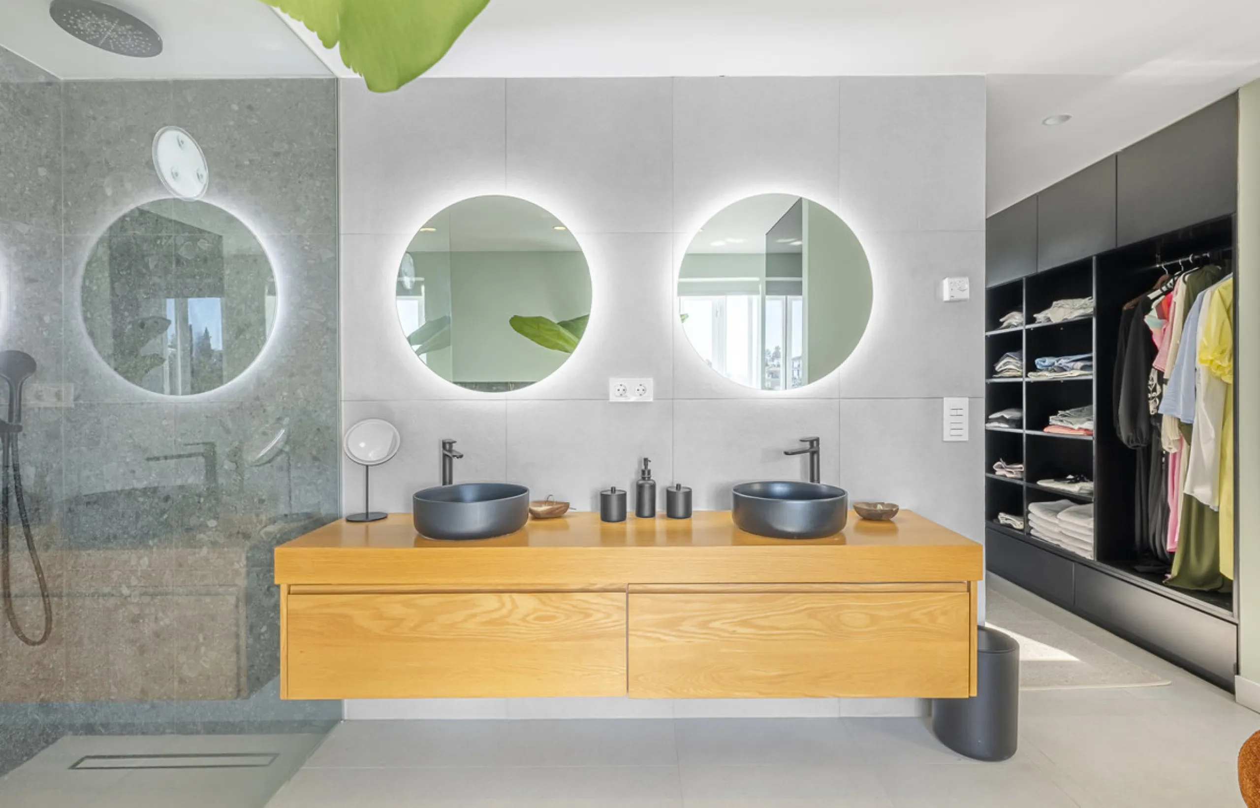 Situated in the sought-after urbanisation of Arco Iris in Altos de Puente Romano, this exceptional townhouse offers a rare opportunity to own one of the most spacious homes within the community. Set in the heart of Marbella's Golden Mile, just a short wal