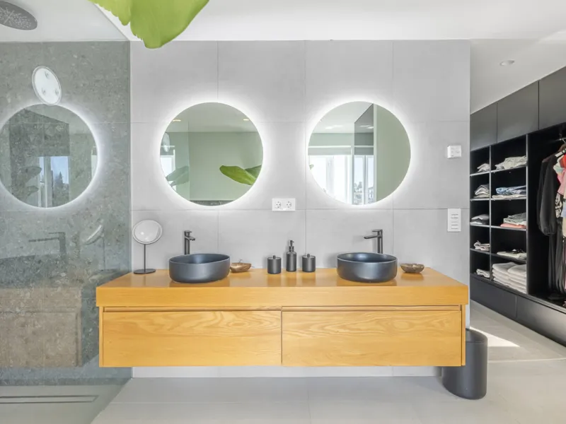 Situated in the sought-after urbanisation of Arco Iris in Altos de Puente Romano, this exceptional townhouse offers a rare opportunity to own one of the most spacious homes within the community. Set in the heart of Marbella's Golden Mile, just a short wal