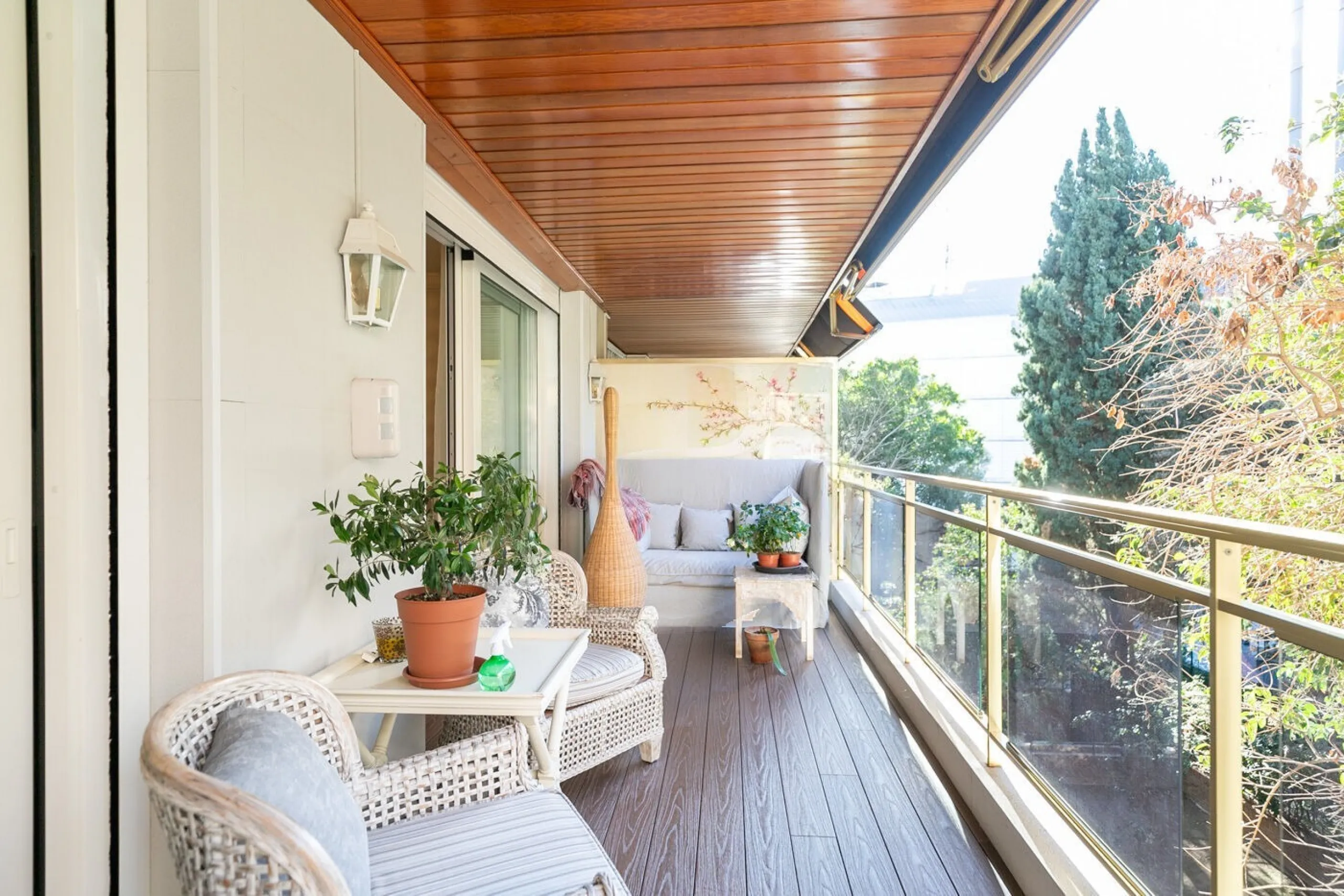 Piso luminoso y totalmente reformado con terraza en Galvany, Barcelona