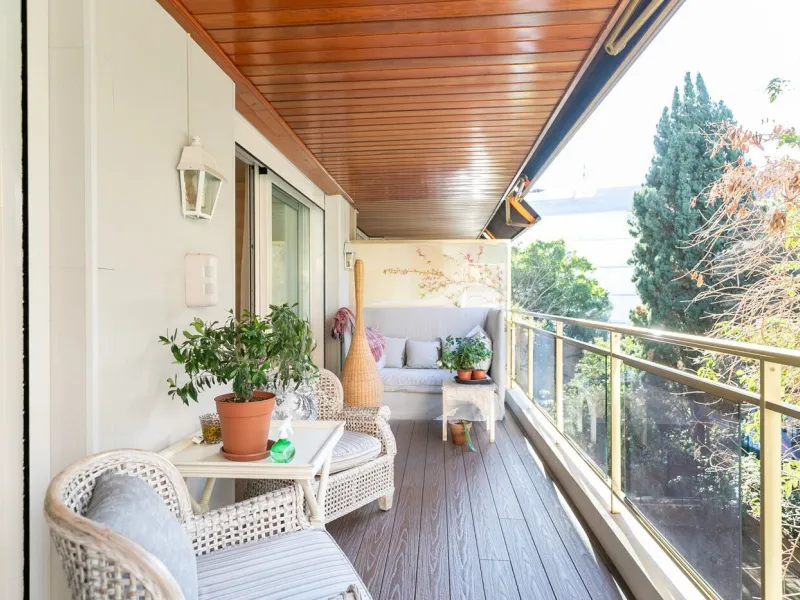 Piso luminoso y totalmente reformado con terraza en Galvany, Barcelona