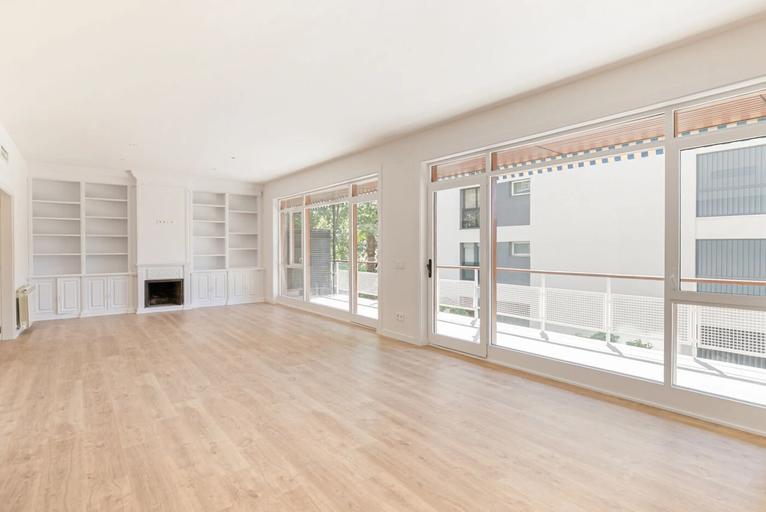 Elegant Living with Terrace in Prime Les Tres Torres Location, Barcelona