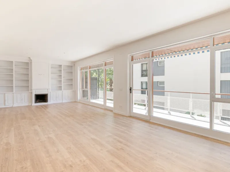 Elegant Living with Terrace in Prime Les Tres Torres Location, Barcelona