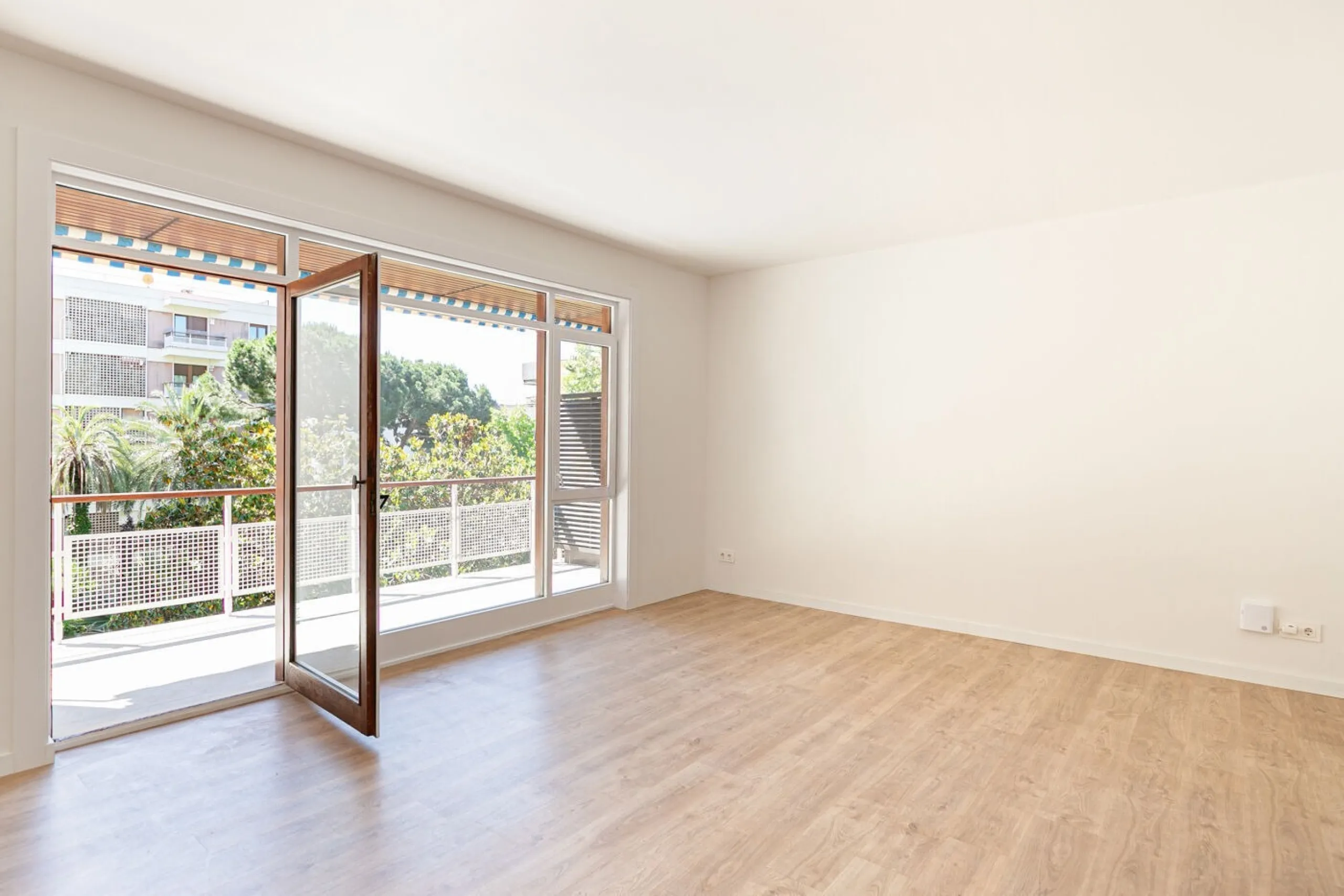 Elegant Living with Terrace in Prime Les Tres Torres Location, Barcelona