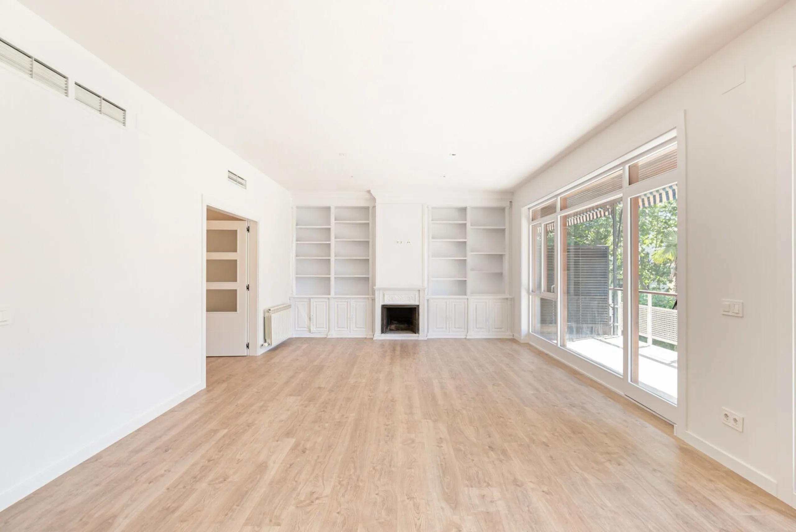 Elegant Living with Terrace in Prime Les Tres Torres Location, Barcelona