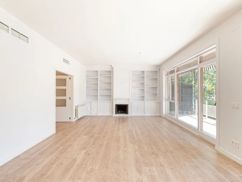 Elegant Living with Terrace in Prime Les Tres Torres Location, Barcelona