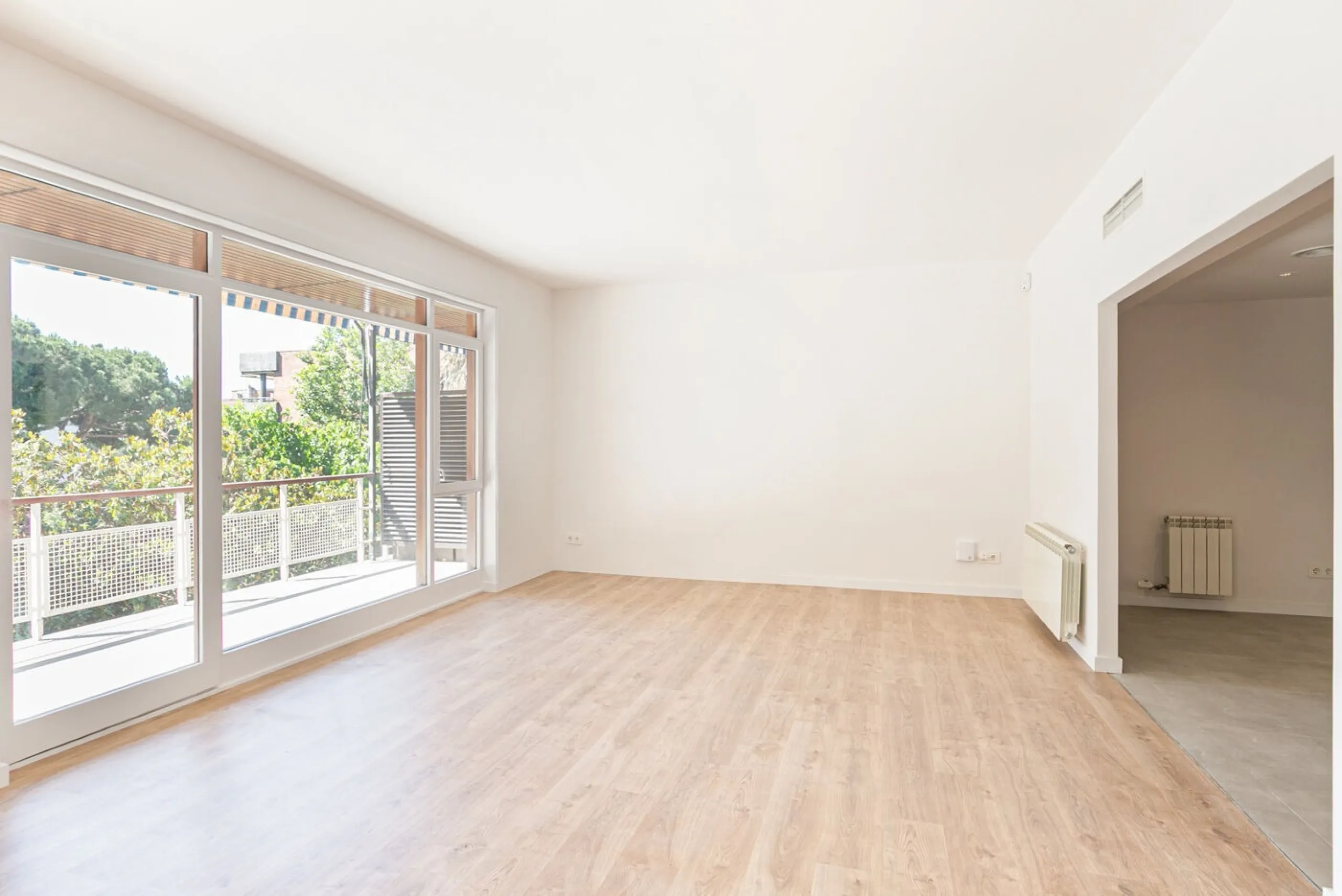 Elegant Living with Terrace in Prime Les Tres Torres Location, Barcelona