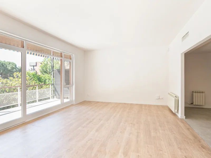 Elegant Living with Terrace in Prime Les Tres Torres Location, Barcelona
