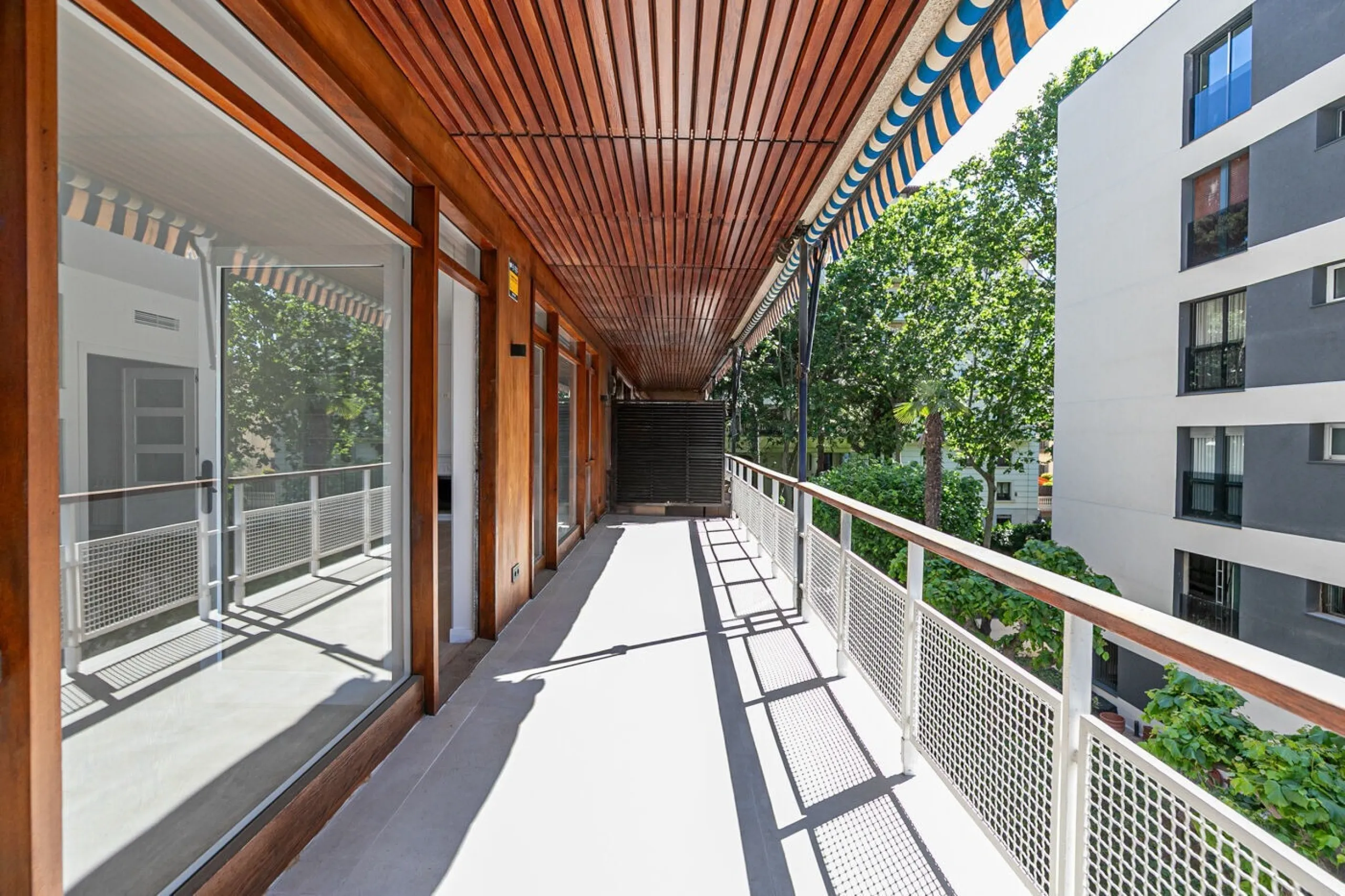 Elegant Living with Terrace in Prime Les Tres Torres Location, Barcelona