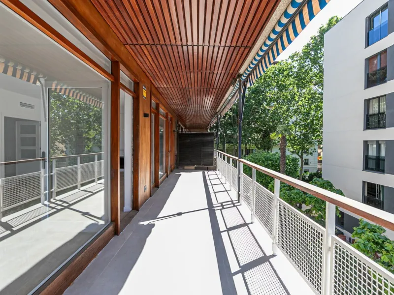 Elegant Living with Terrace in Prime Les Tres Torres Location, Barcelona