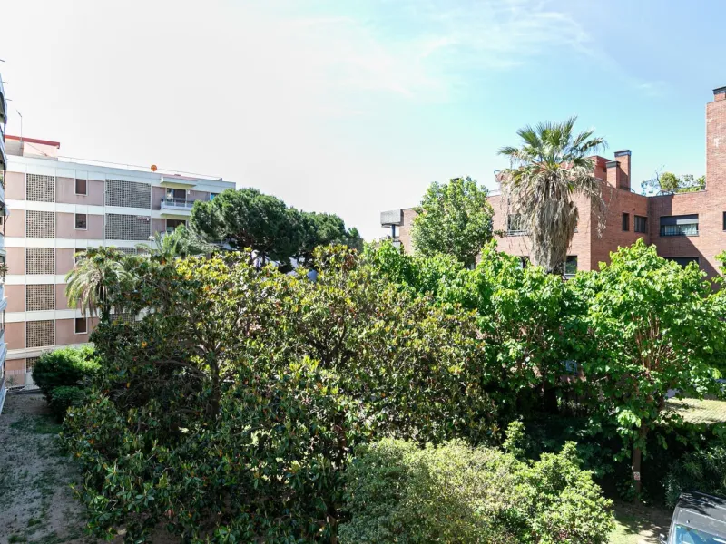 Elegant Living with Terrace in Prime Les Tres Torres Location, Barcelona