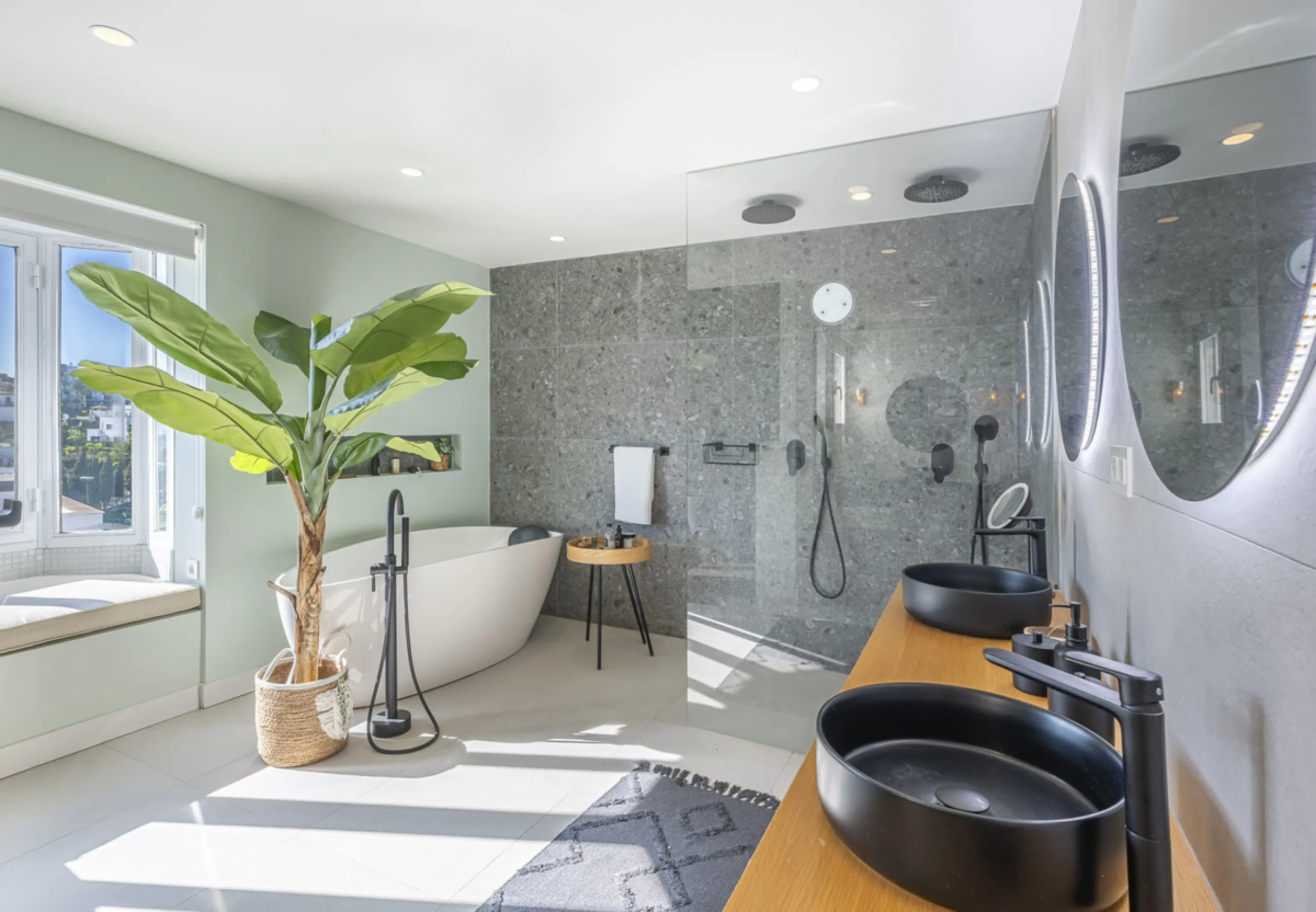 Situated in the sought-after urbanisation of Arco Iris in Altos de Puente Romano, this exceptional townhouse offers a rare opportunity to own one of the most spacious homes within the community. Set in the heart of Marbella's Golden Mile, just a short wal
