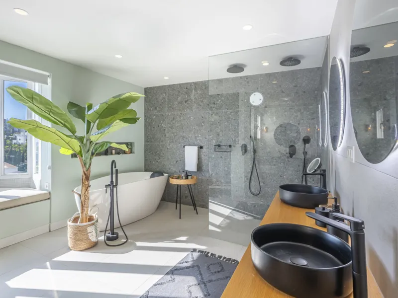 Situated in the sought-after urbanisation of Arco Iris in Altos de Puente Romano, this exceptional townhouse offers a rare opportunity to own one of the most spacious homes within the community. Set in the heart of Marbella's Golden Mile, just a short wal