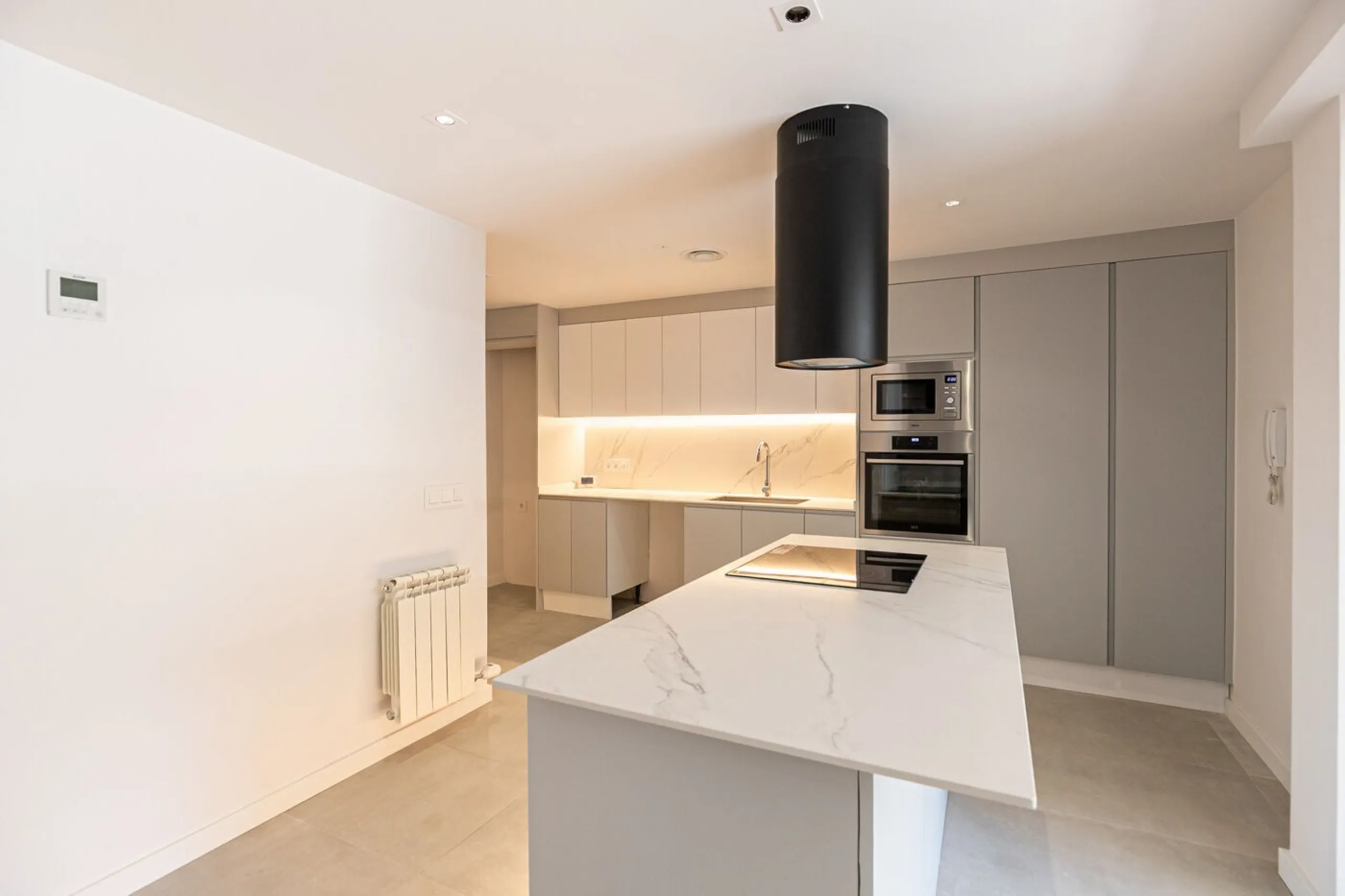 Elegant Living with Terrace in Prime Les Tres Torres Location, Barcelona