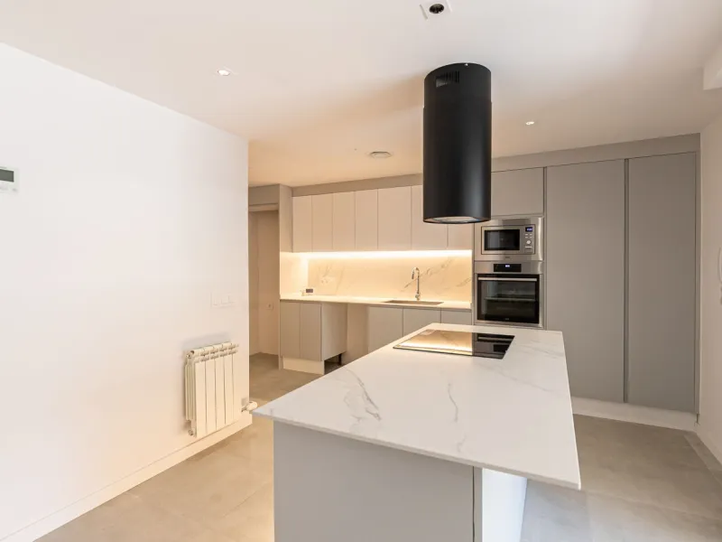 Elegant Living with Terrace in Prime Les Tres Torres Location, Barcelona