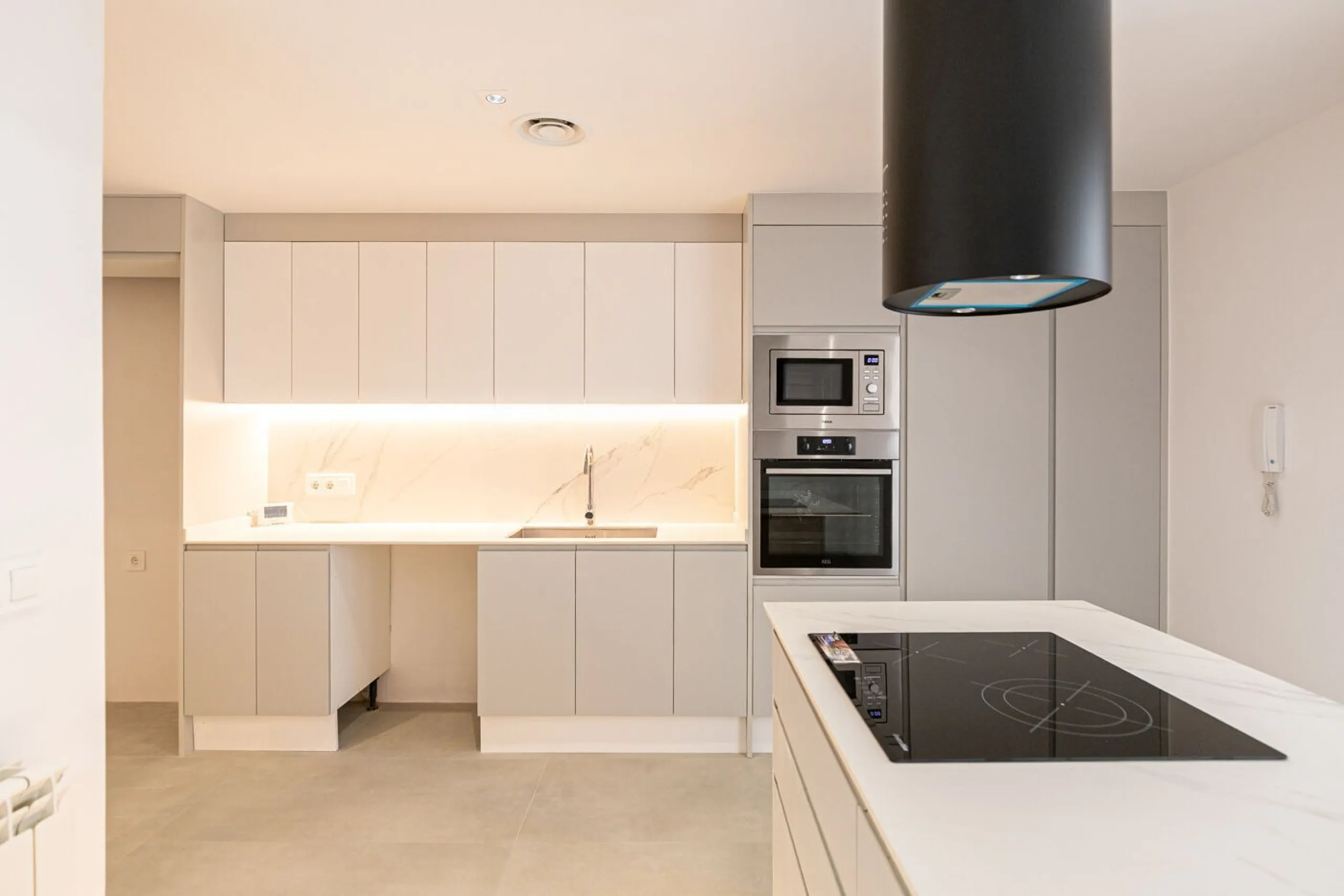 Elegant Living with Terrace in Prime Les Tres Torres Location, Barcelona
