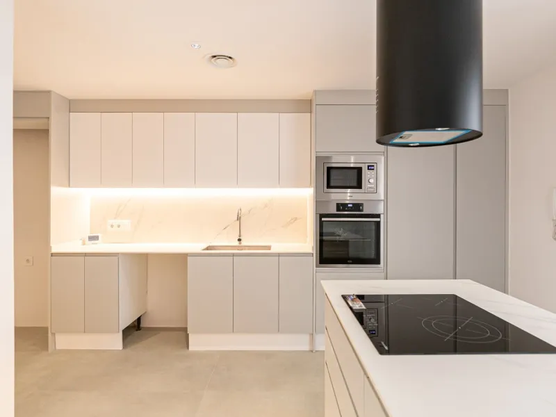 Elegant Living with Terrace in Prime Les Tres Torres Location, Barcelona