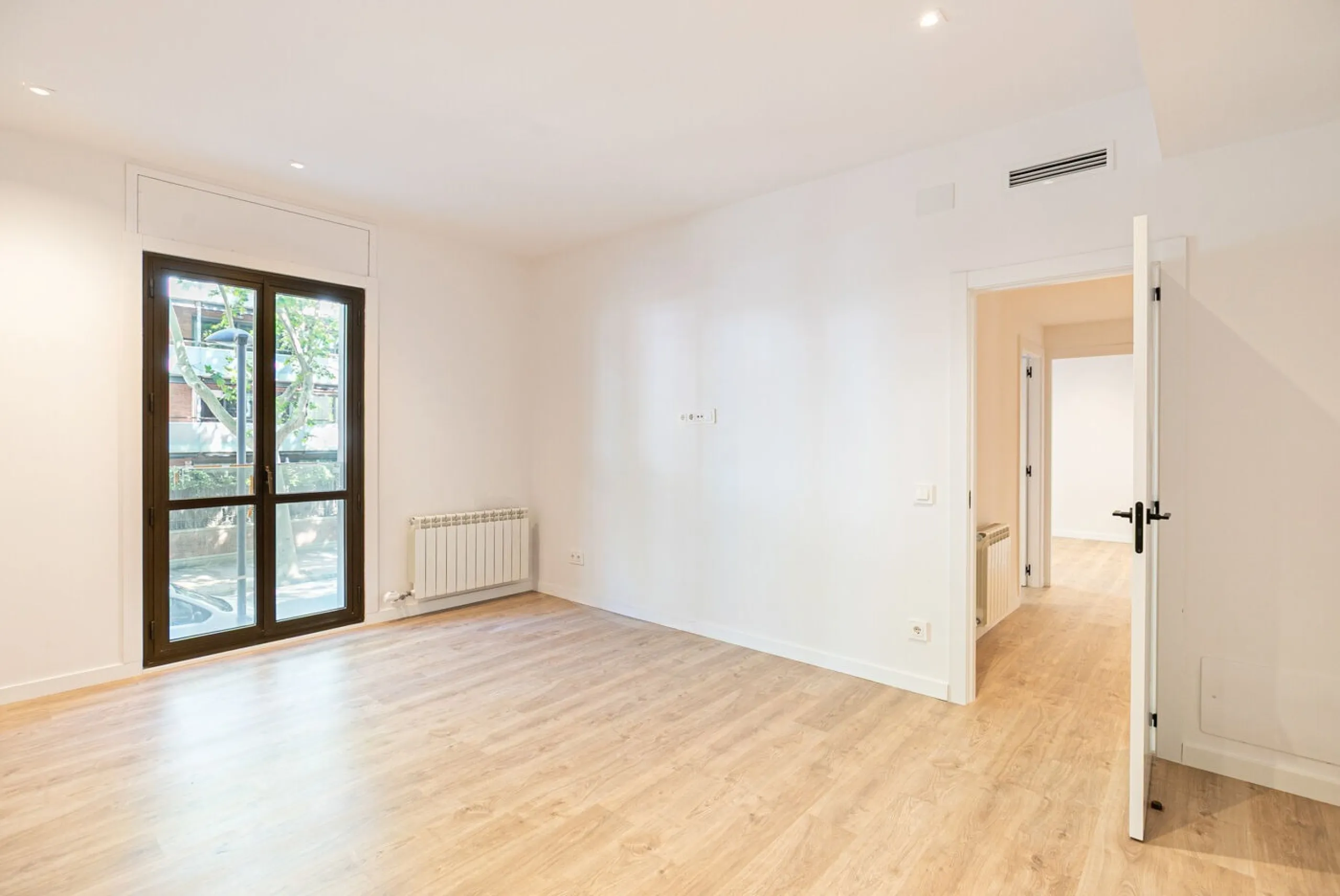 Elegant Living with Terrace in Prime Les Tres Torres Location, Barcelona