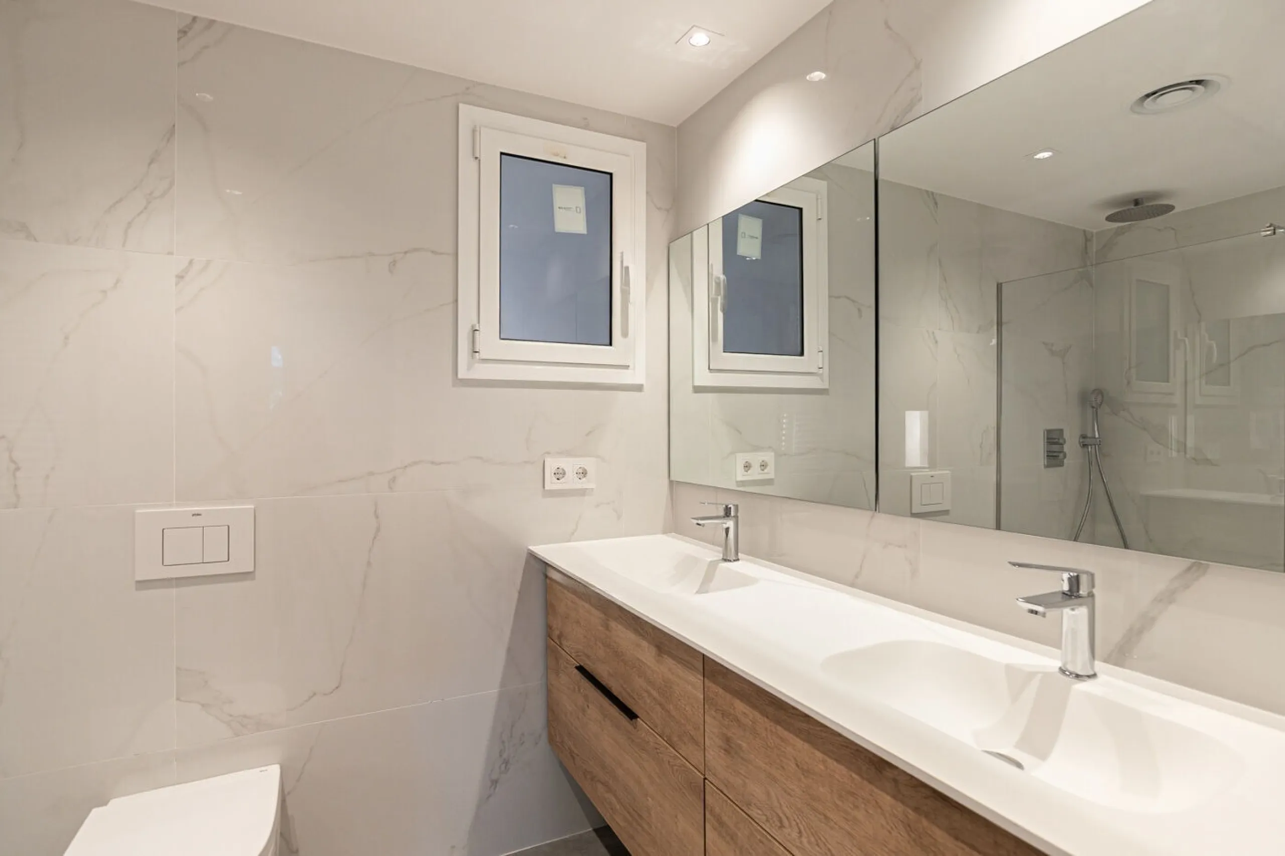 Elegant Living with Terrace in Prime Les Tres Torres Location, Barcelona