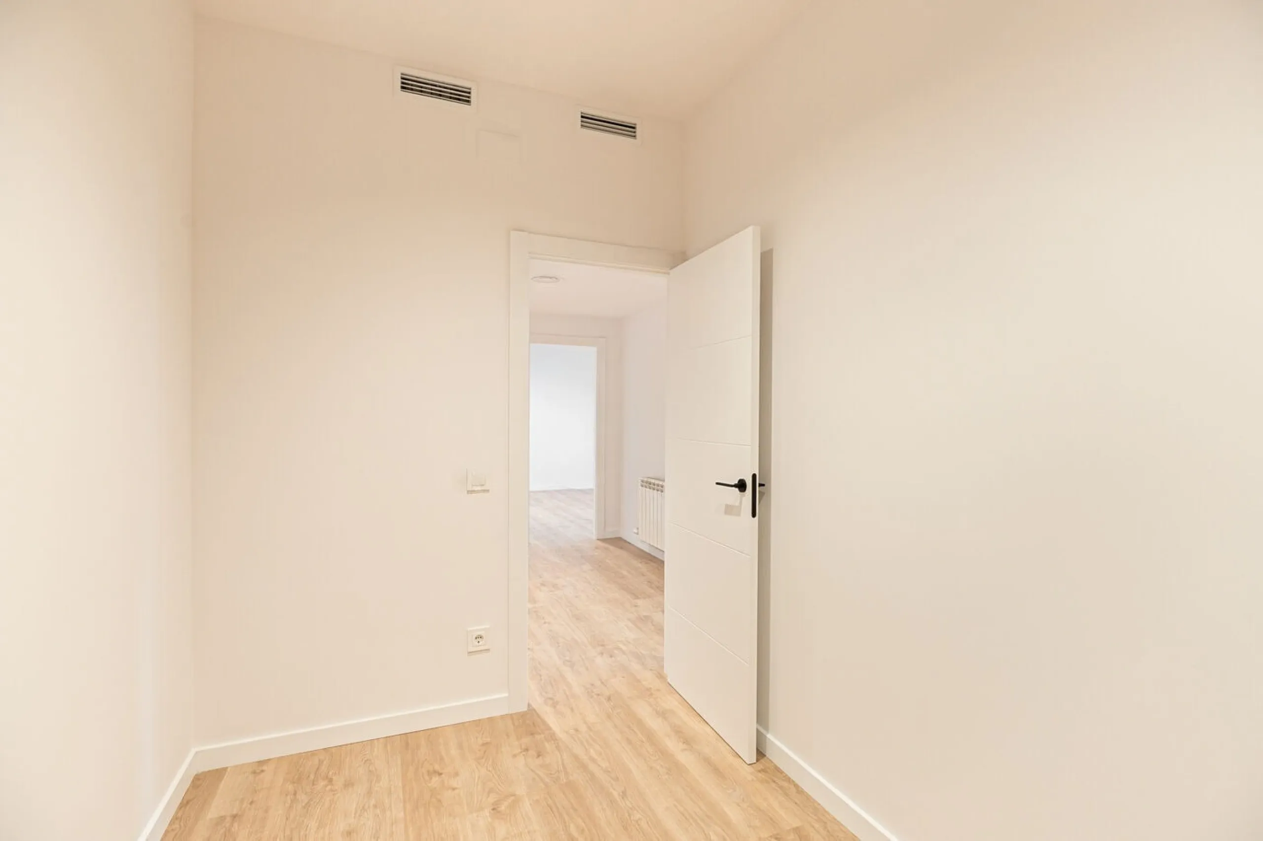 Elegant Living with Terrace in Prime Les Tres Torres Location, Barcelona