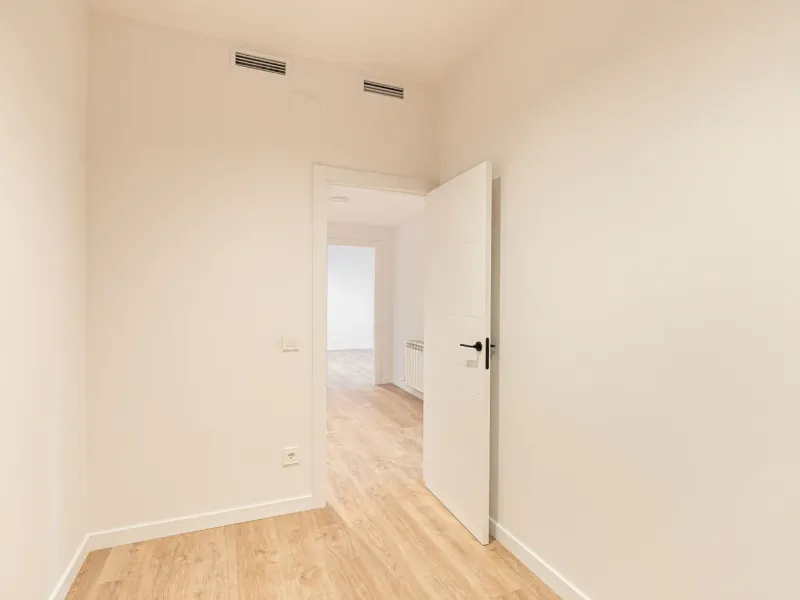 Elegant Living with Terrace in Prime Les Tres Torres Location, Barcelona