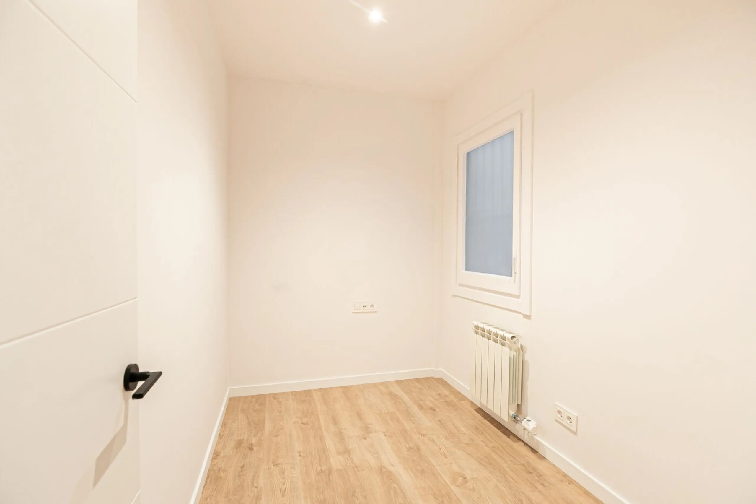 Elegant Living with Terrace in Prime Les Tres Torres Location, Barcelona