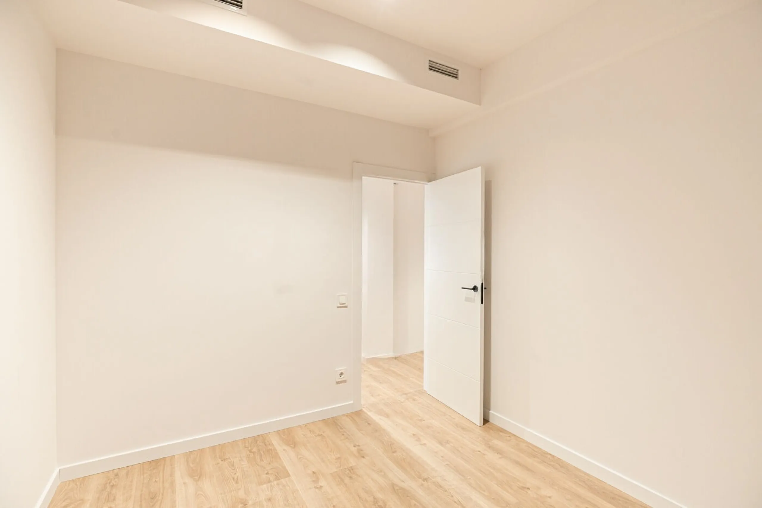 Elegant Living with Terrace in Prime Les Tres Torres Location, Barcelona