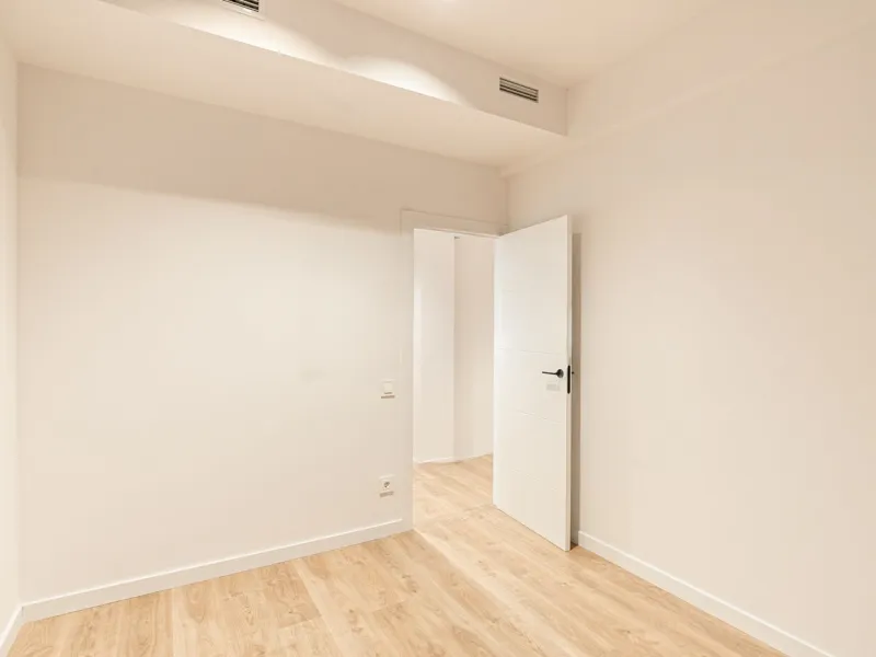 Elegant Living with Terrace in Prime Les Tres Torres Location, Barcelona