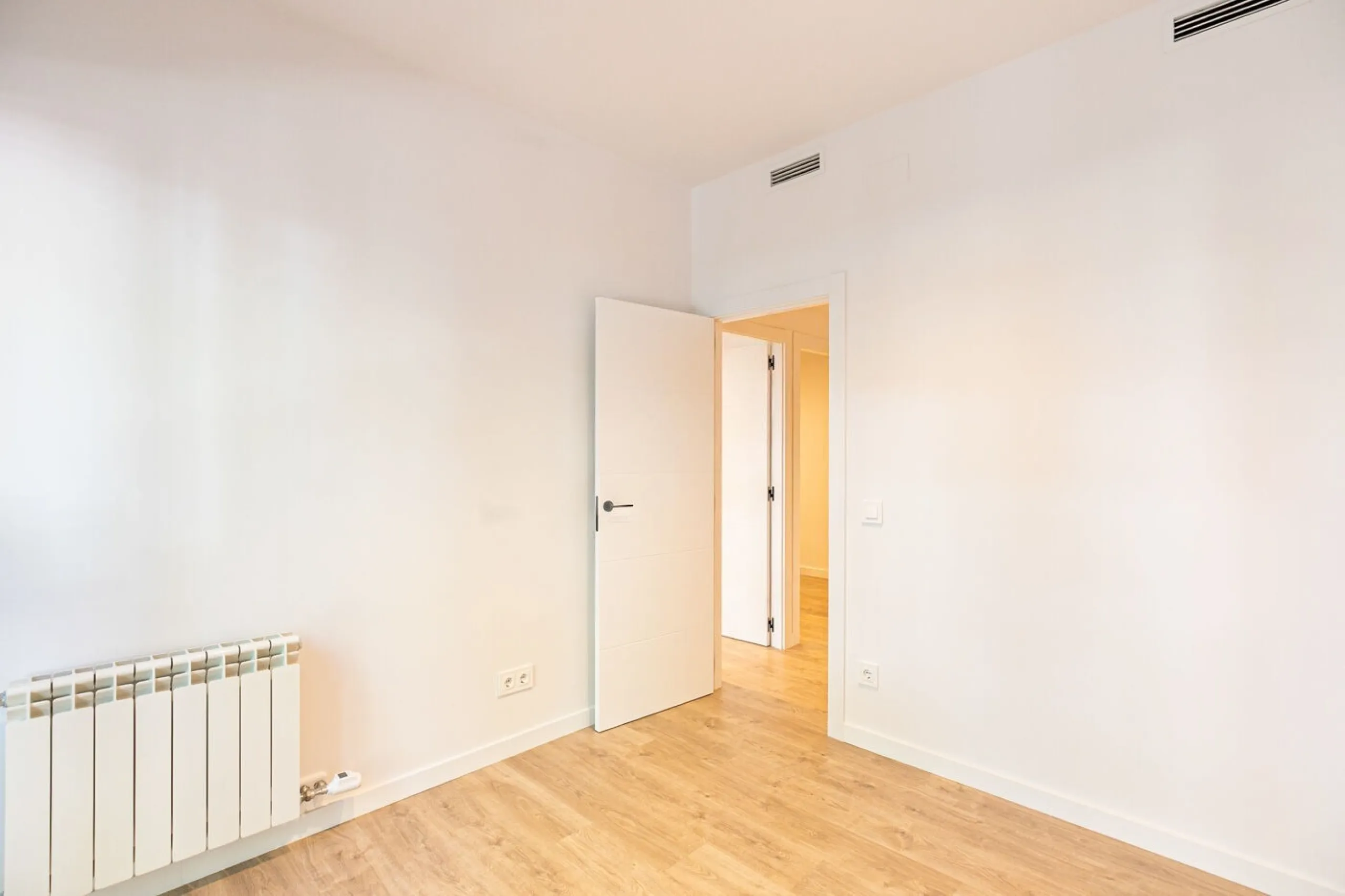 Elegant Living with Terrace in Prime Les Tres Torres Location, Barcelona