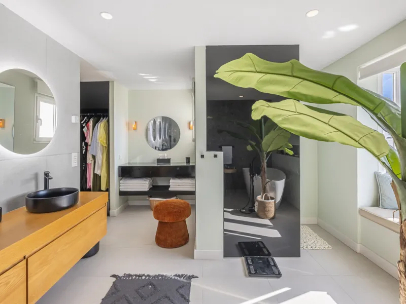Situated in the sought-after urbanisation of Arco Iris in Altos de Puente Romano, this exceptional townhouse offers a rare opportunity to own one of the most spacious homes within the community. Set in the heart of Marbella's Golden Mile, just a short wal