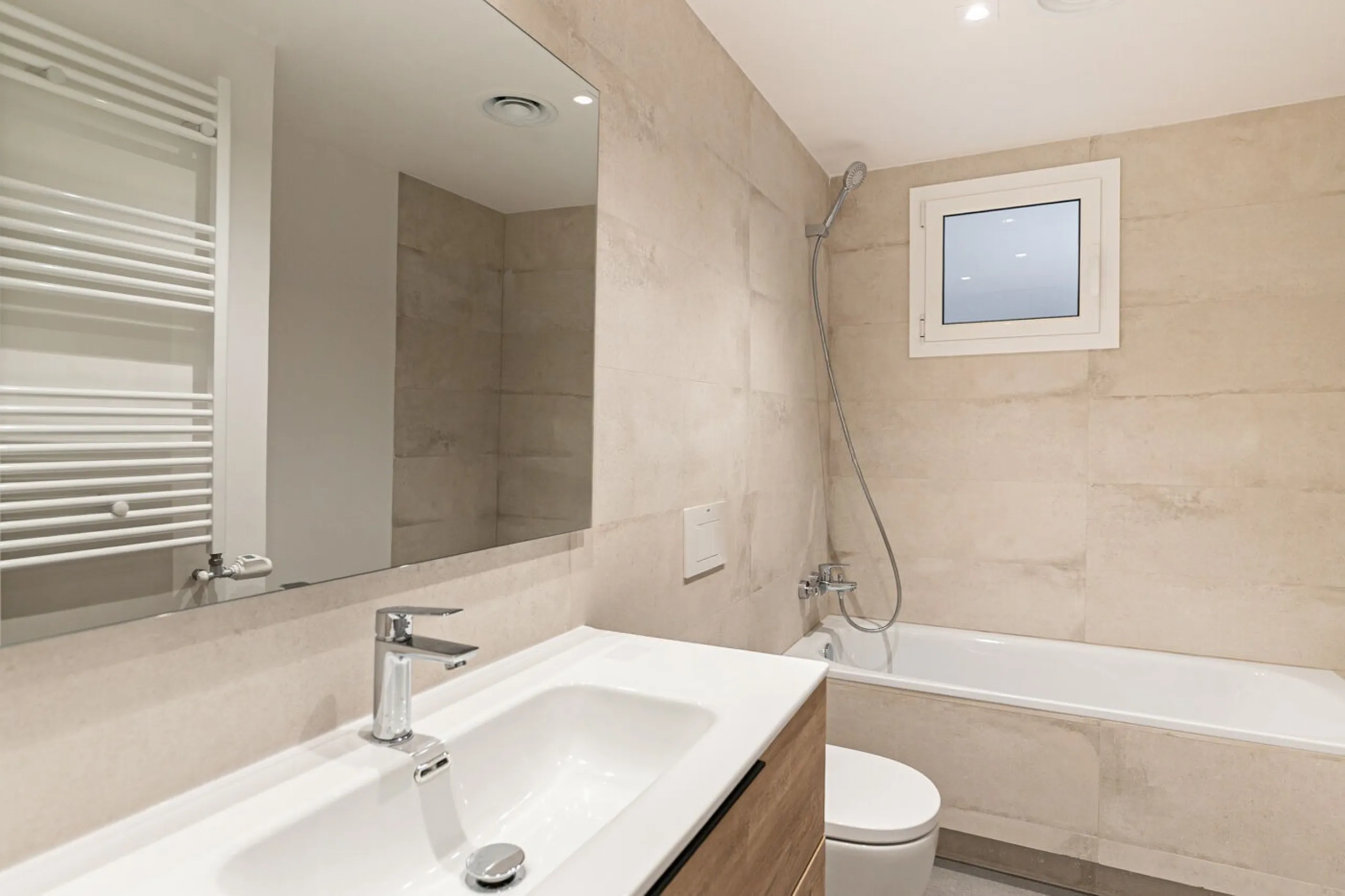 Elegant Living with Terrace in Prime Les Tres Torres Location, Barcelona