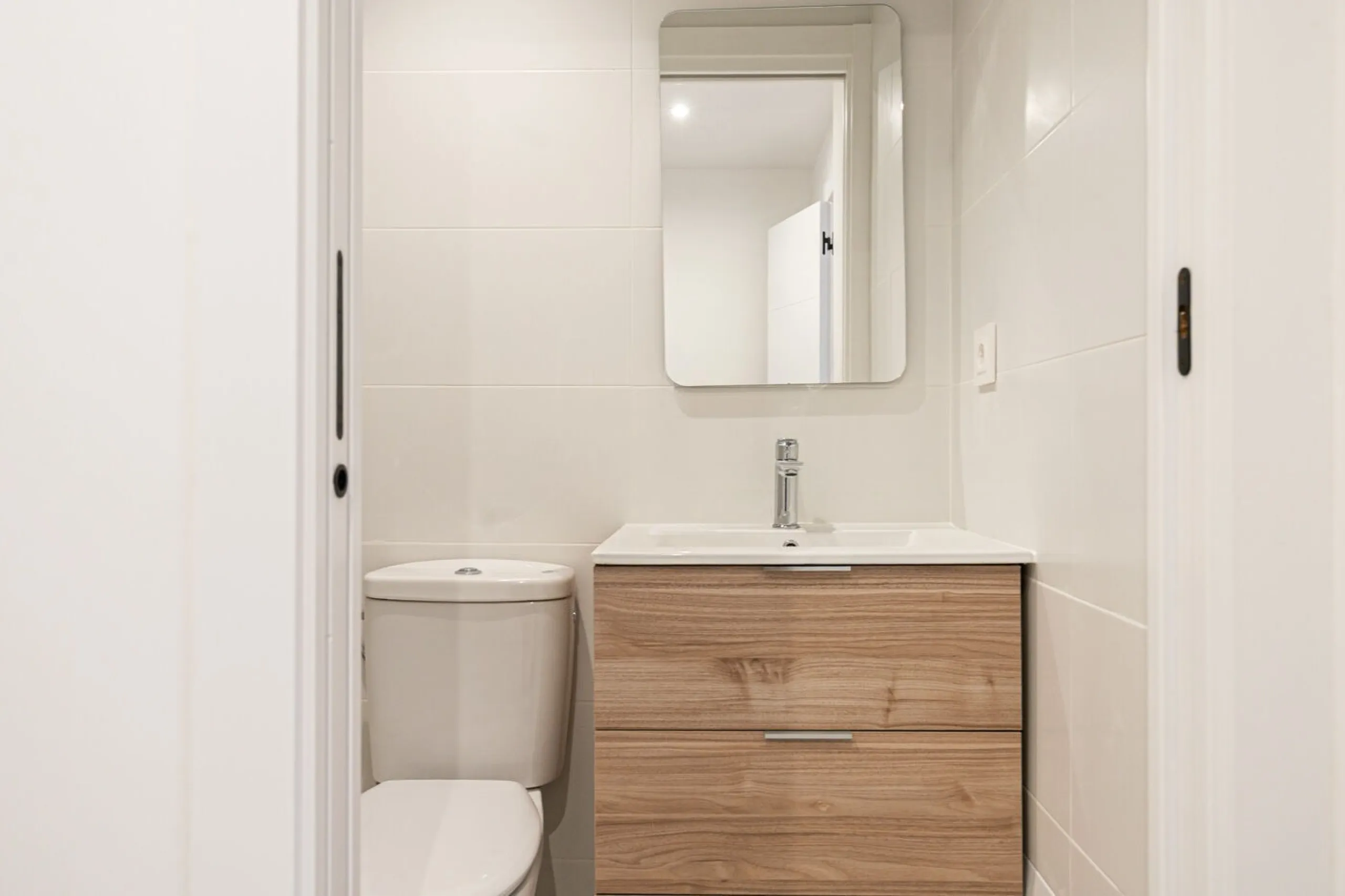 Elegant Living with Terrace in Prime Les Tres Torres Location, Barcelona