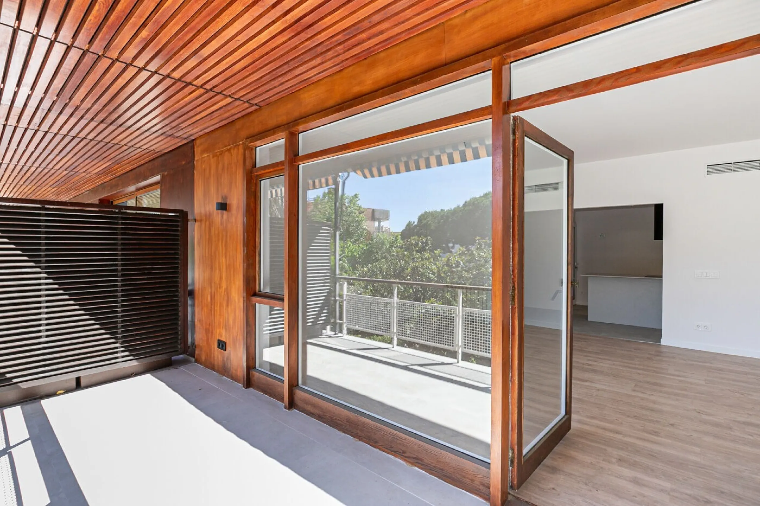 Elegant Living with Terrace in Prime Les Tres Torres Location, Barcelona