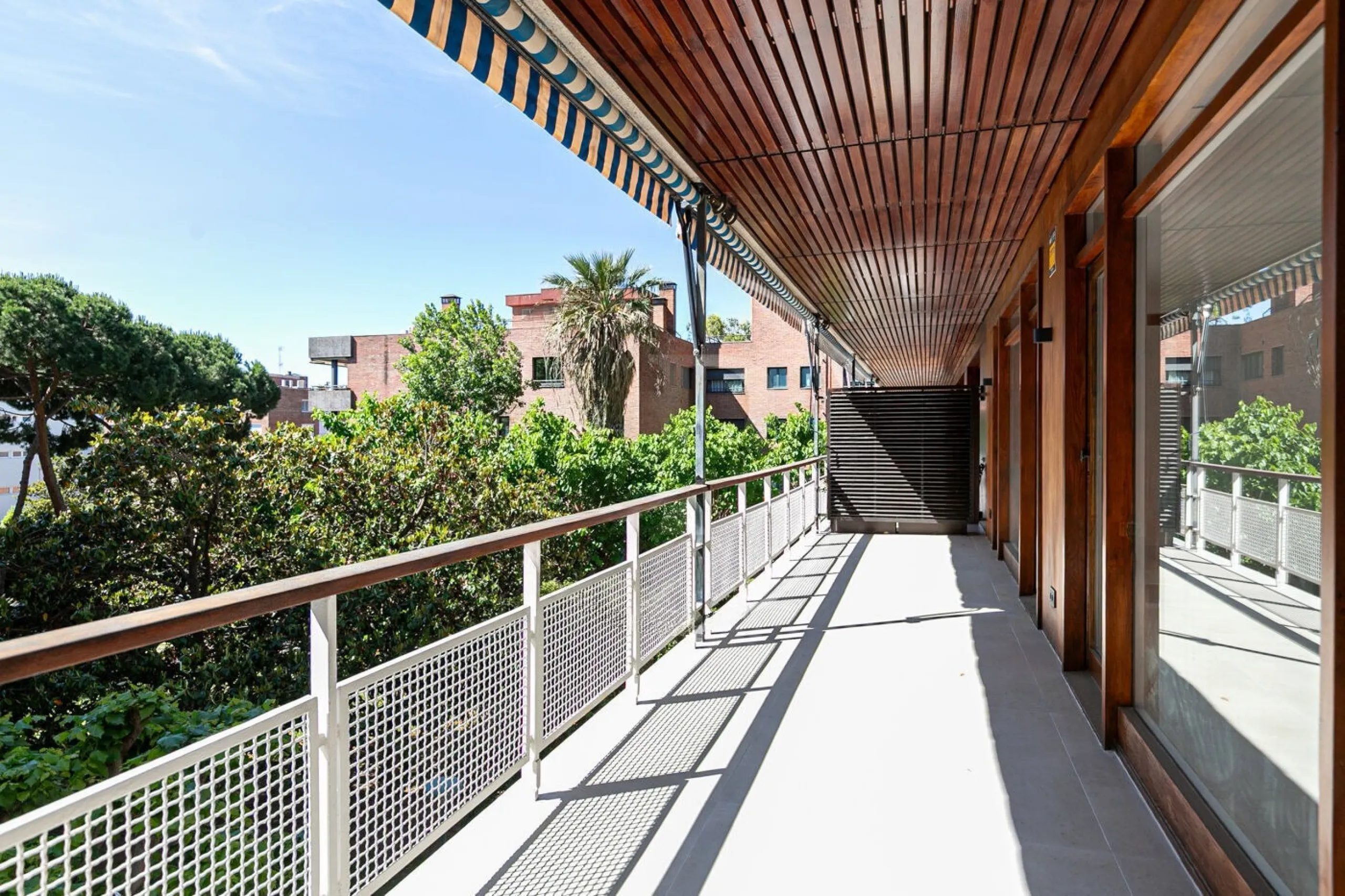 Elegant Living with Terrace in Prime Les Tres Torres Location, Barcelona